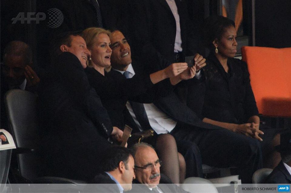 Смеейки се, Обама, Камерън и Хеле Торнинг-Шмит се снимат по време на траурната церемония