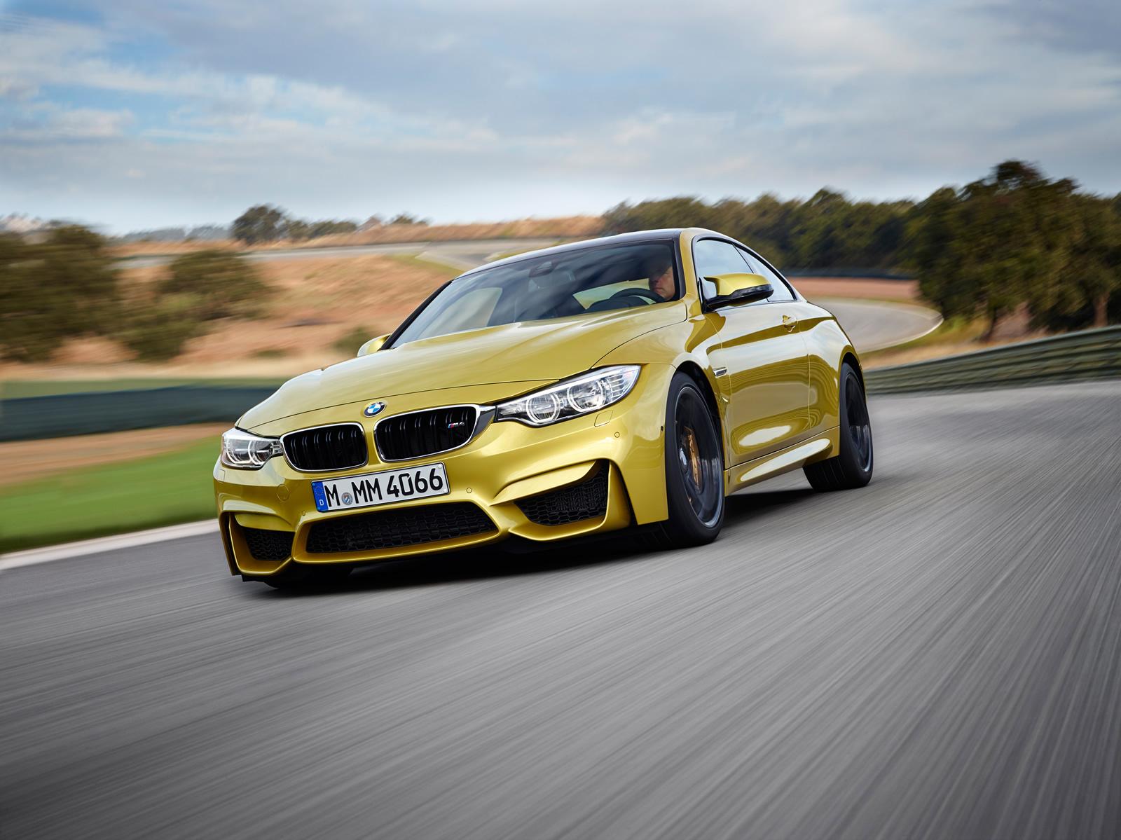 BMW M4 Coupe дрифтира между 54 други М-модели (видео)