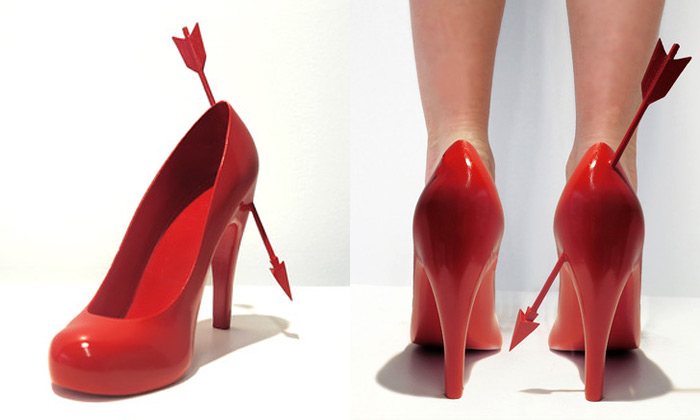 Дизайнер посвети 12 чифта обувки на гаджетата си