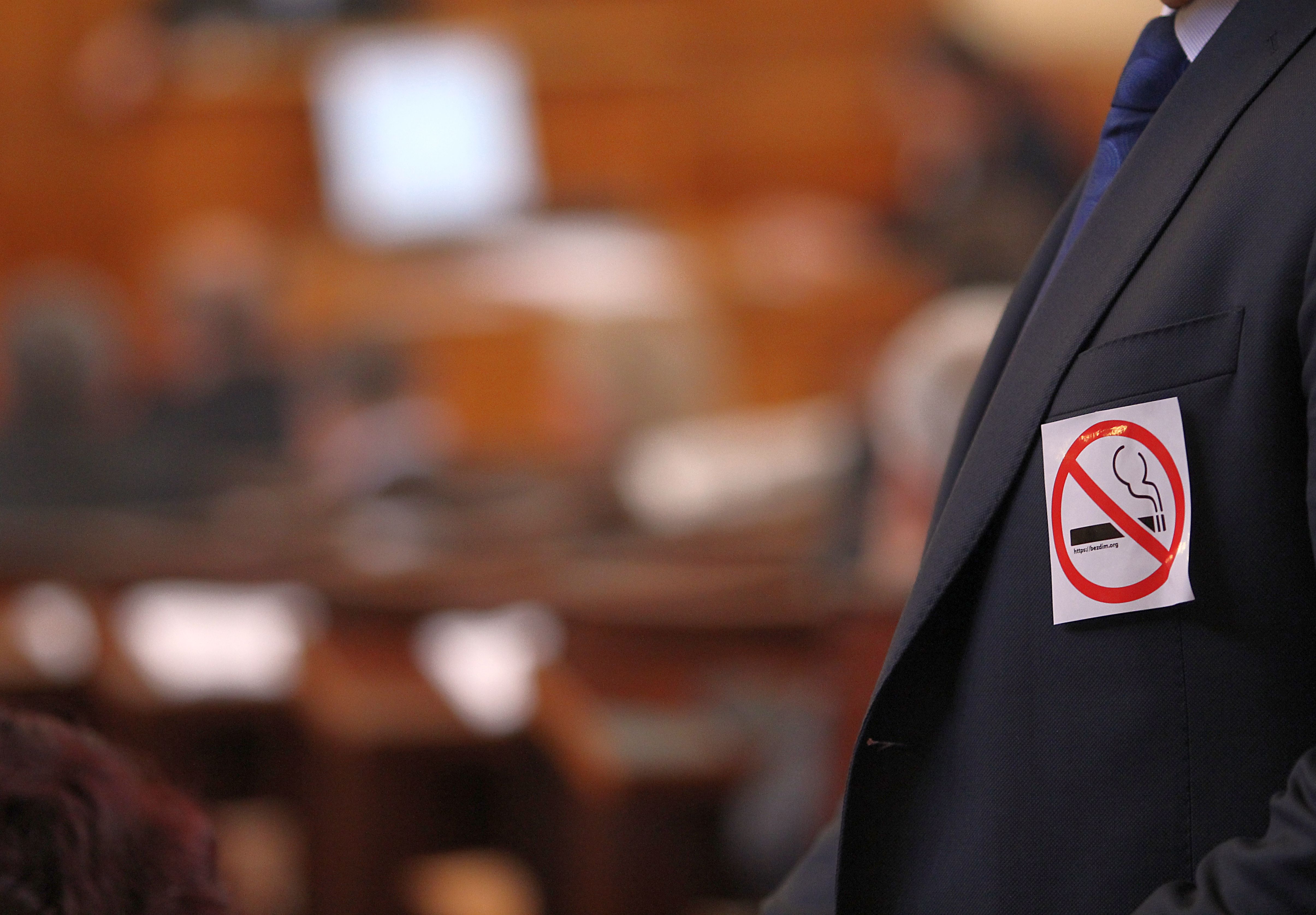 Депутатите от ГЕРБ дойдоха на дебатите със залепени стикери на саката си