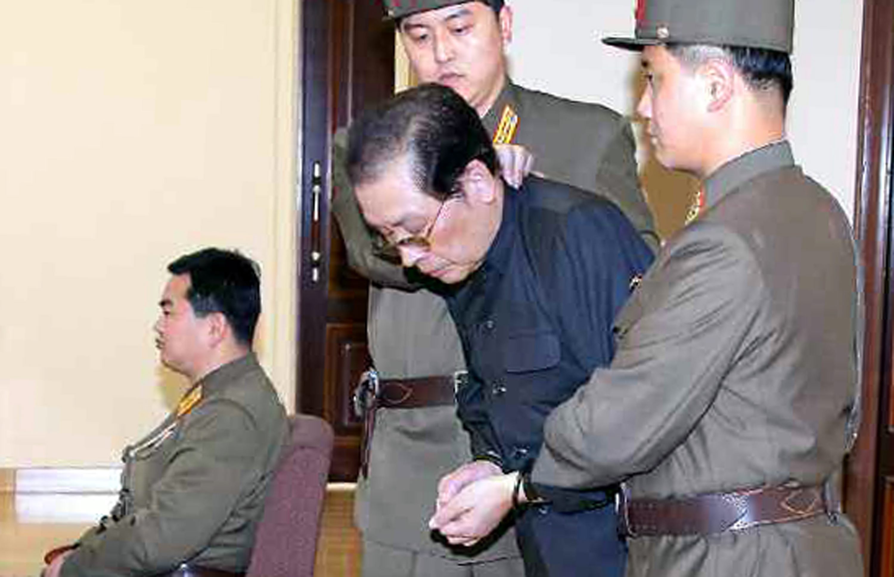 Вторият човек в Северна Корея - Джан Сон-тхек, ”три пъти е извършил проклето предателство”