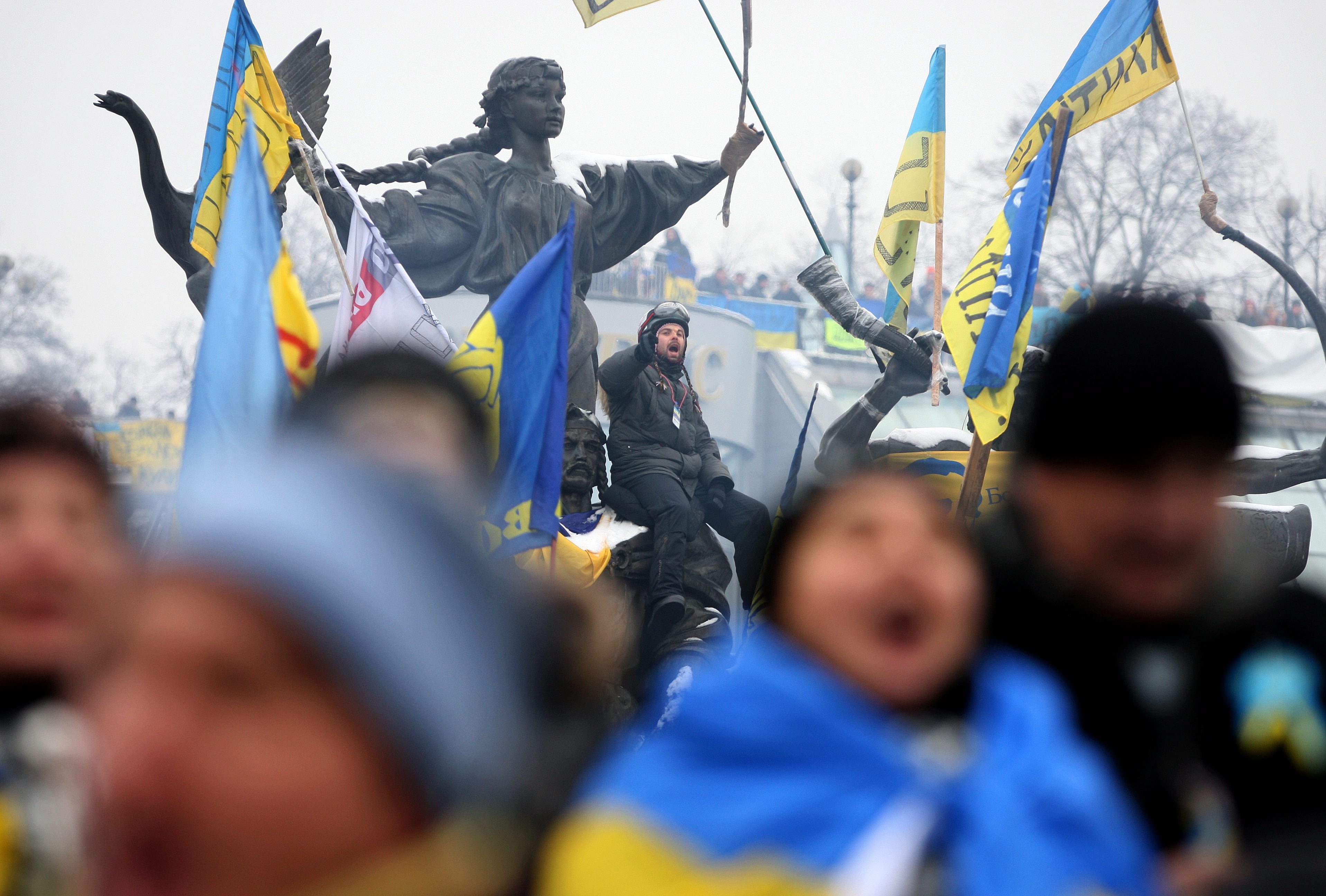 Въпреки студа хиляди хора са по улиците на Киев