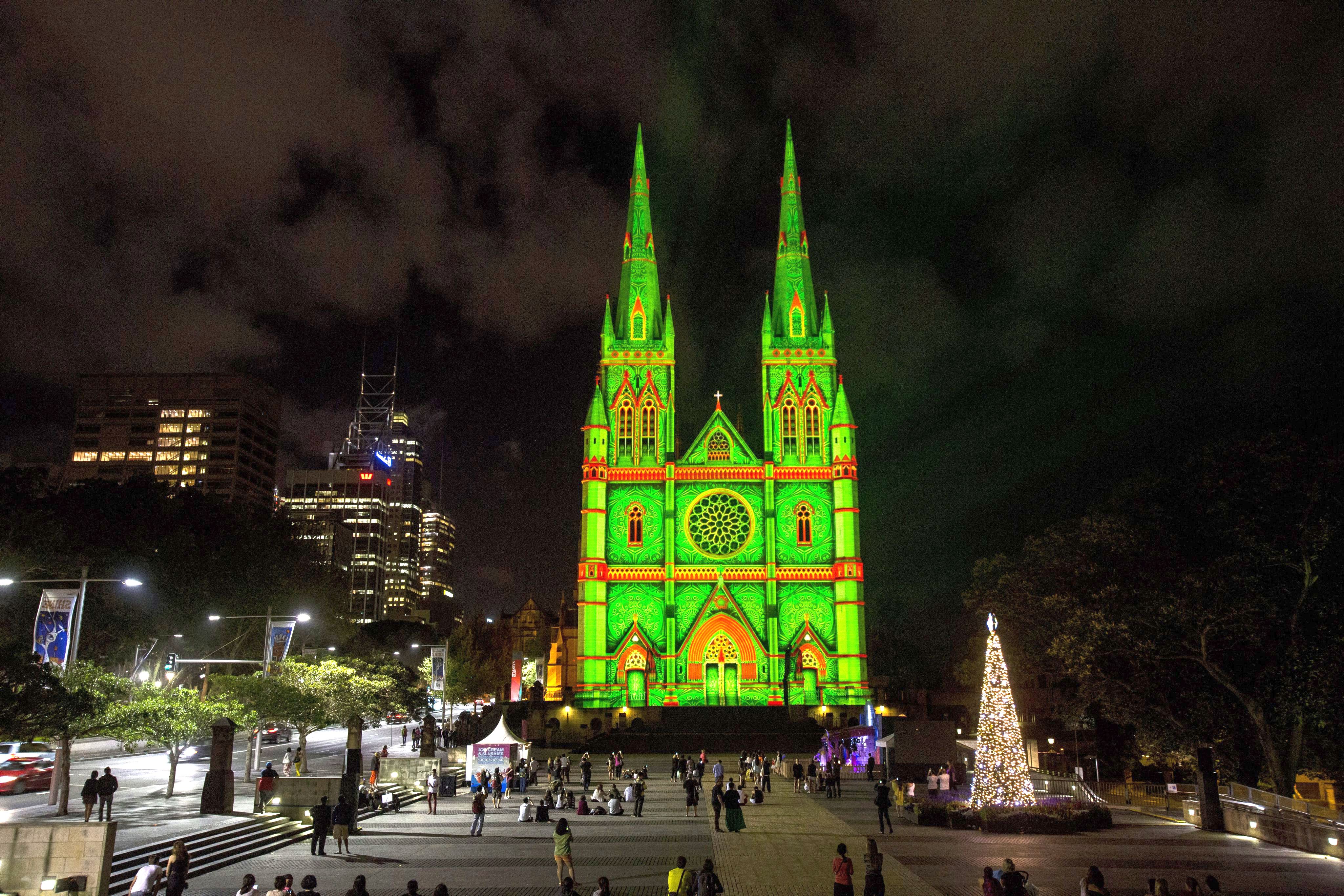 Катедралата Св. Мария в Сидни блести в различни светлини