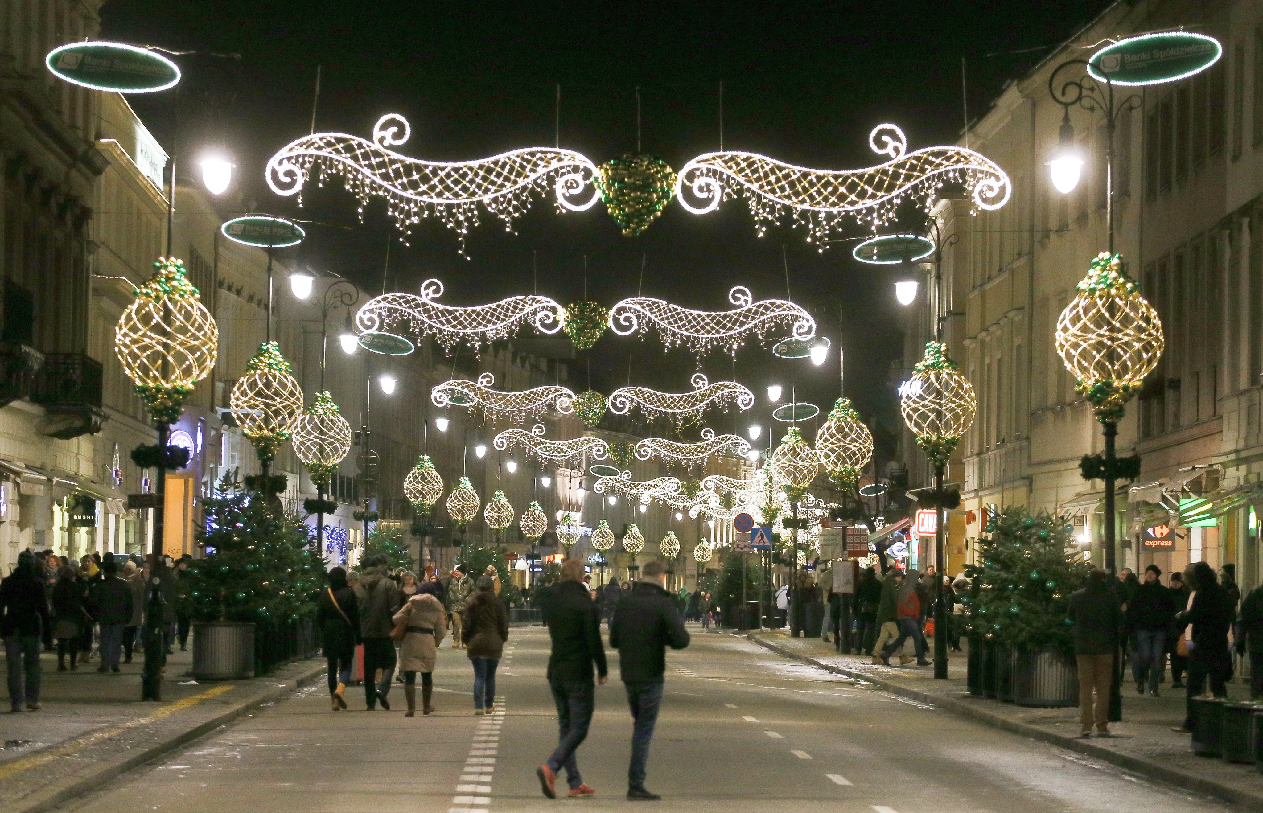 Полската столица е огрята от Коледни светлини