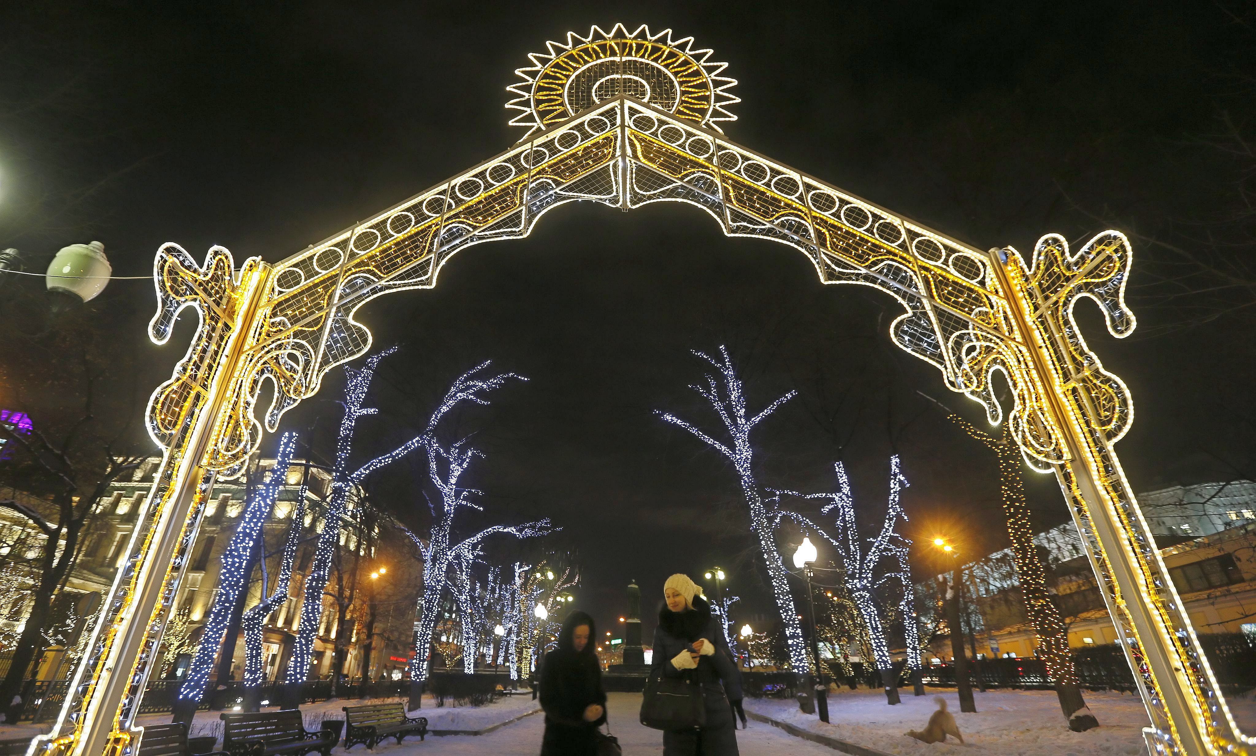 Коледни светлини в Москва