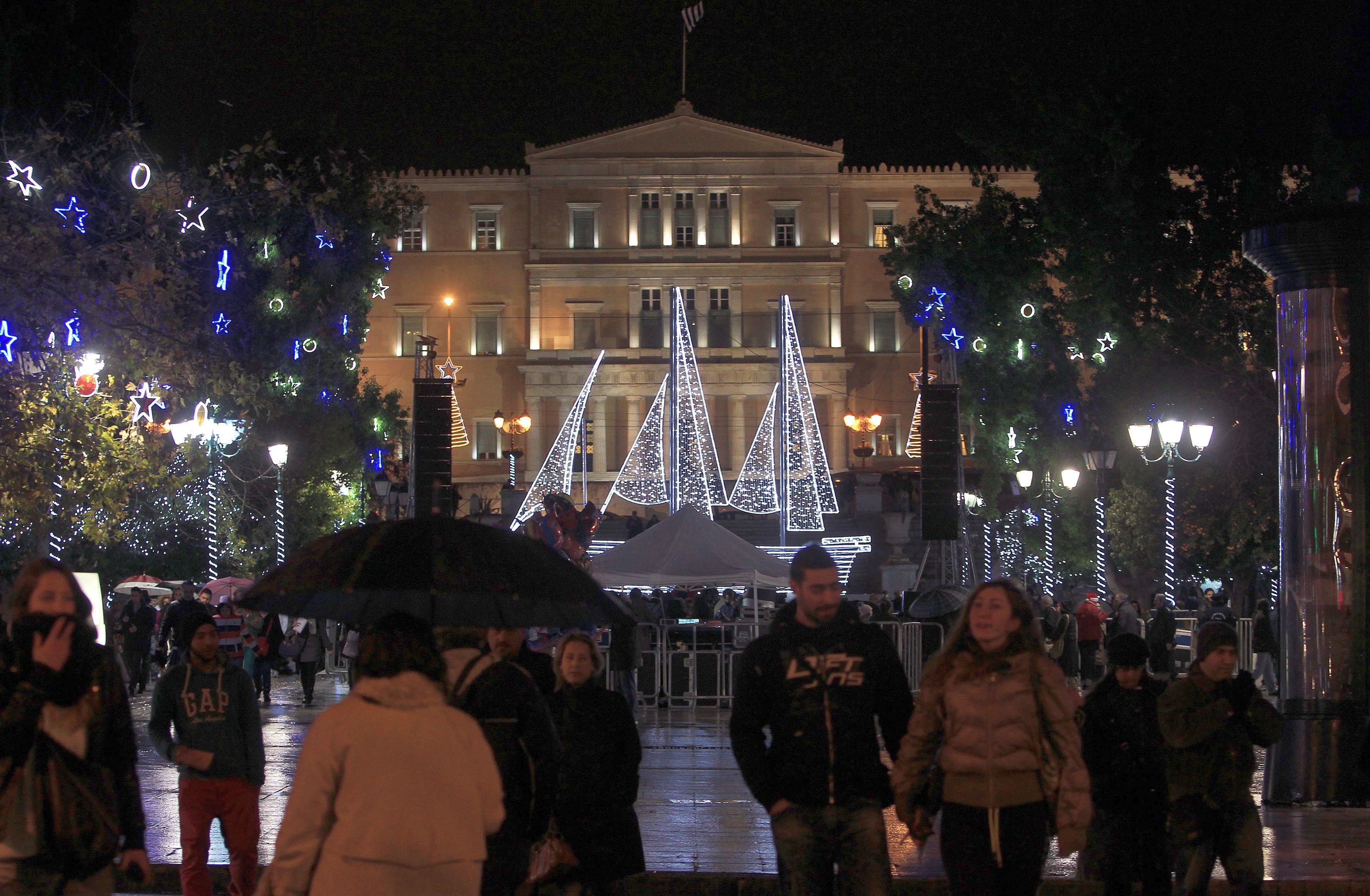 В Атина вече е украсено за Коледа