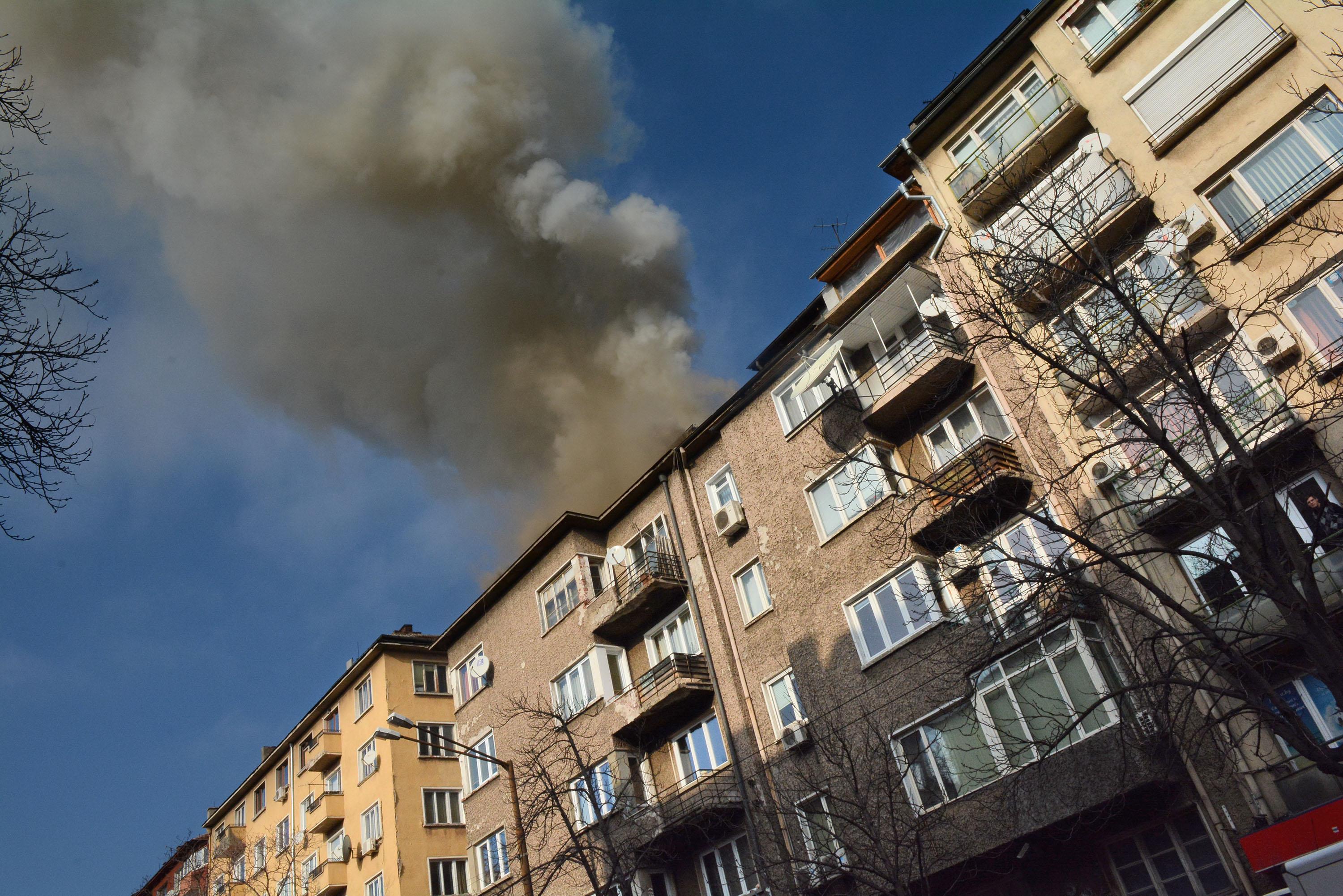Пожар в сграда в центъра на София (снимки)