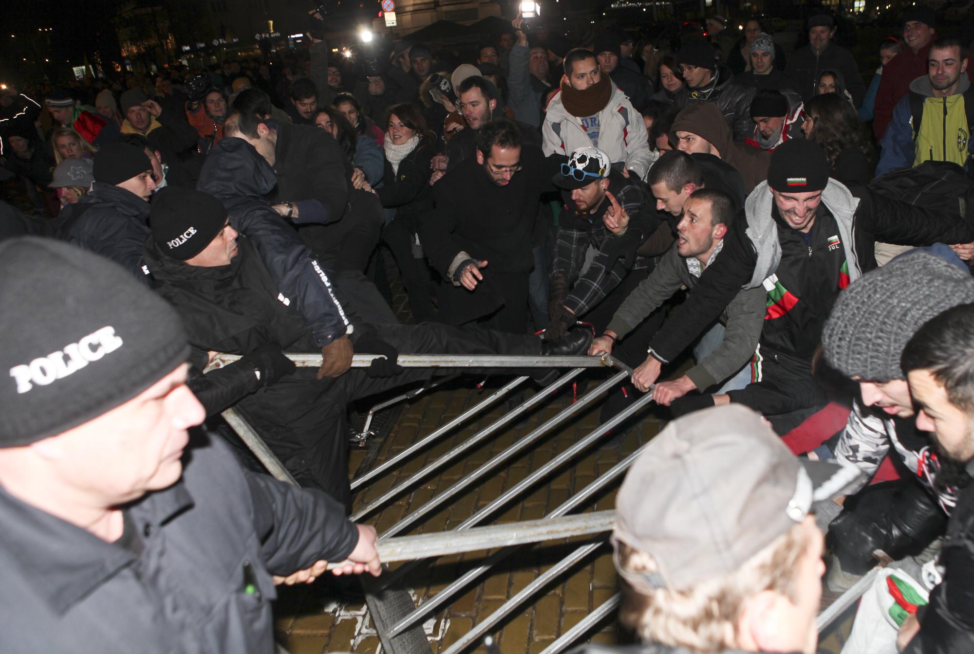 Протестиращи пред парламента през февруари 2013 г. Няколко дни по-късно премиерът Борисов подаде оставка