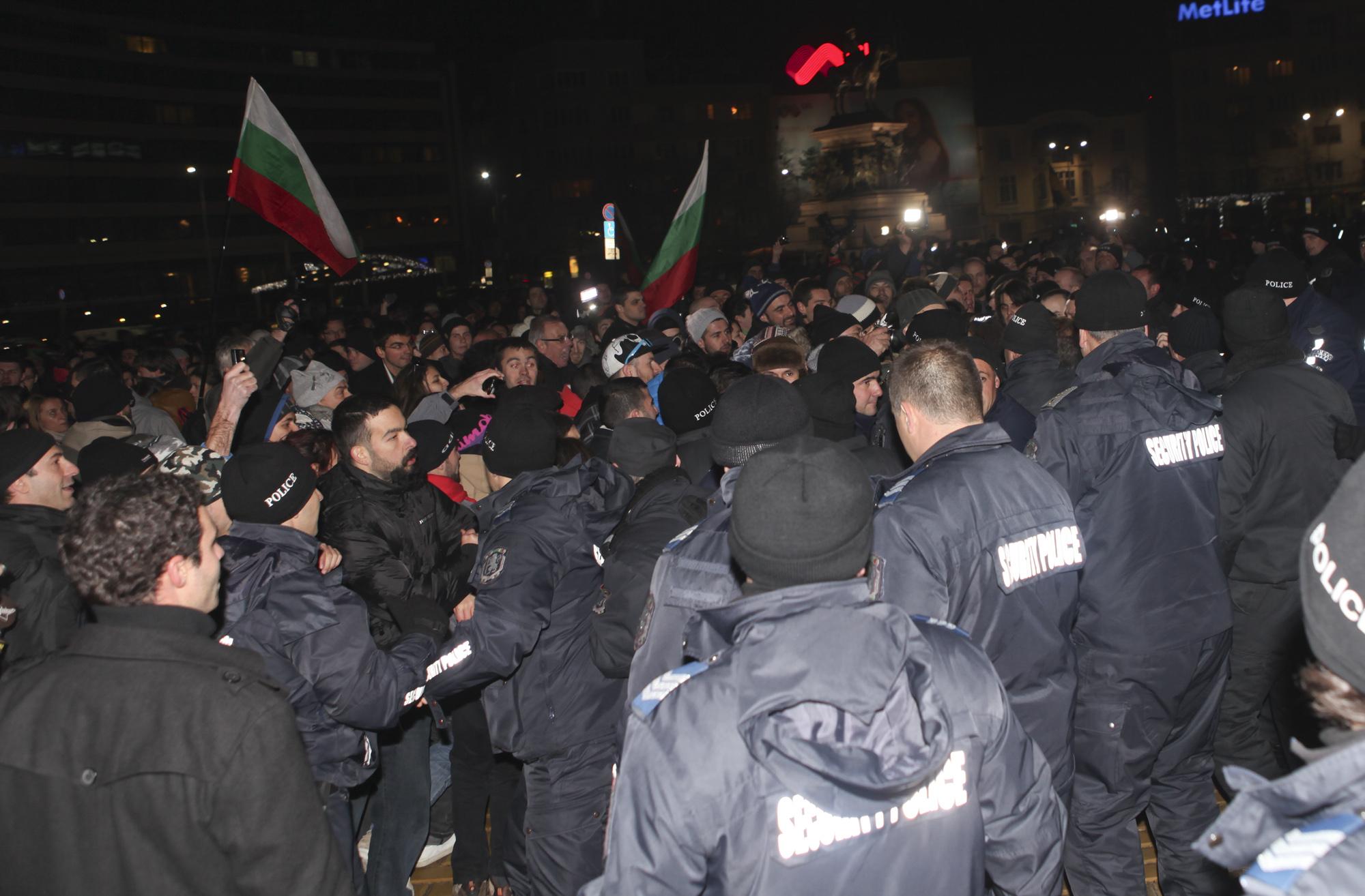 Полицията се опитва да изблъска протестиращите