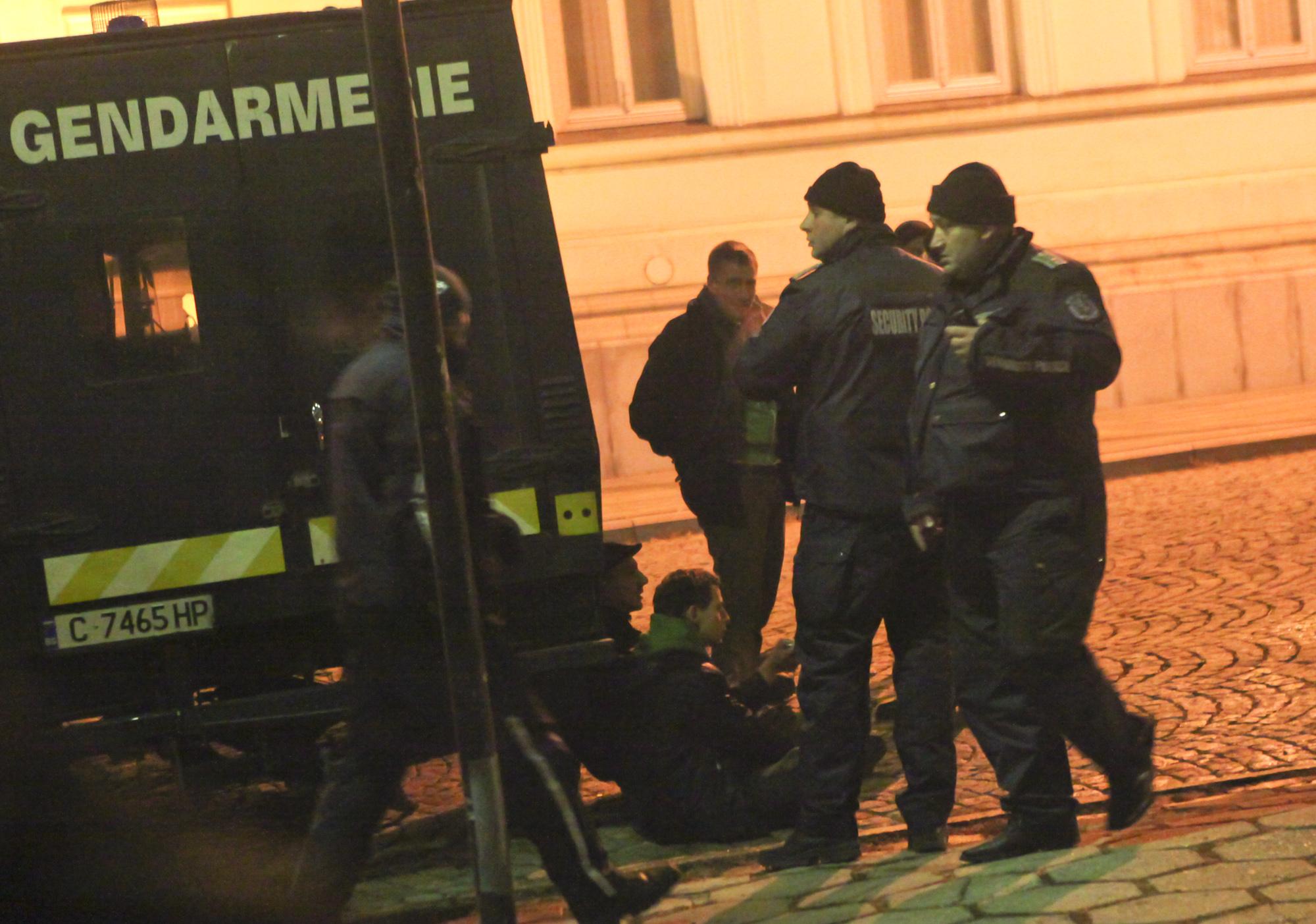 Полицията отвежда задържан протестиращ