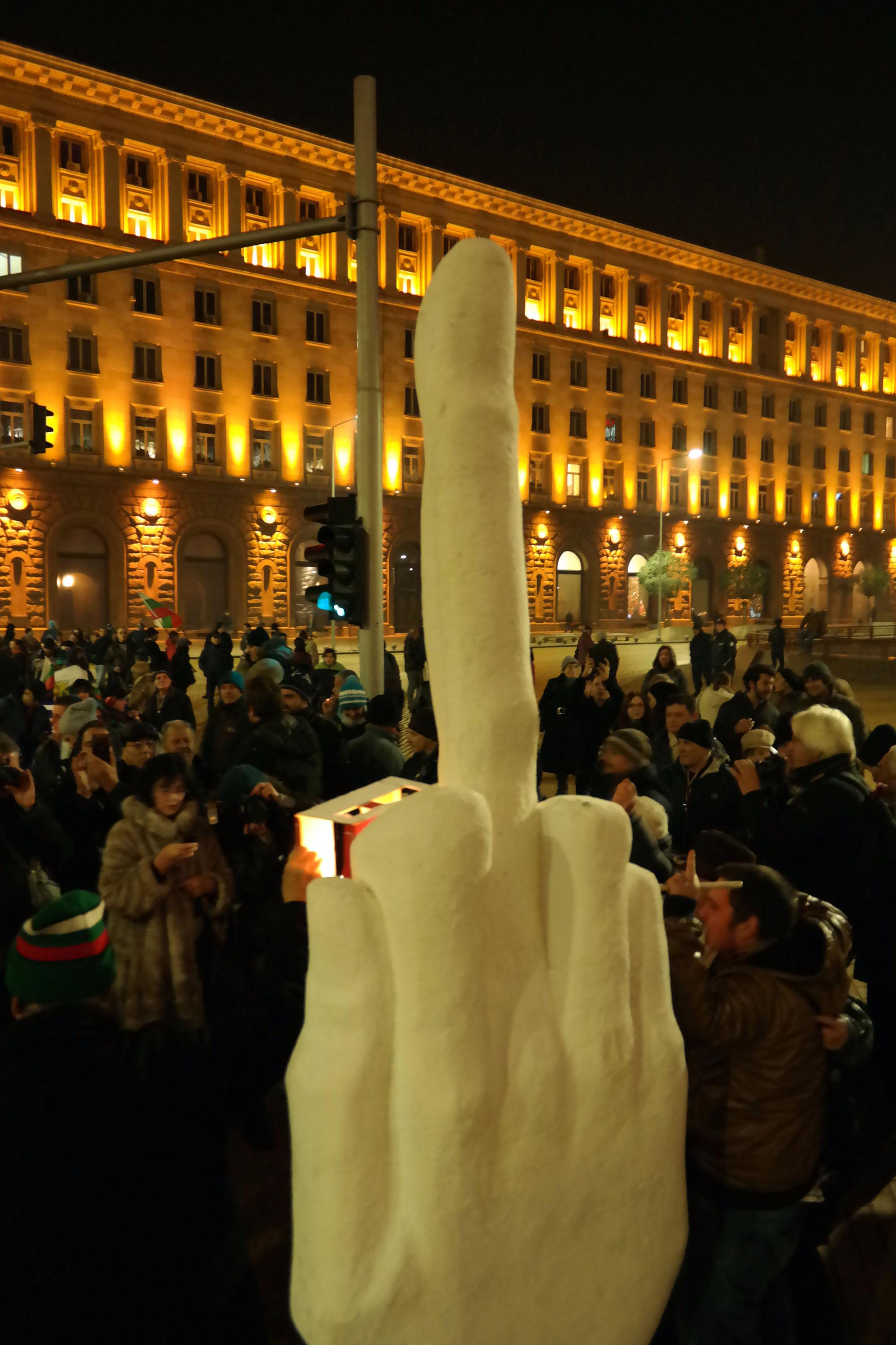 Статуя на среден пръст пред Министерски съвет
