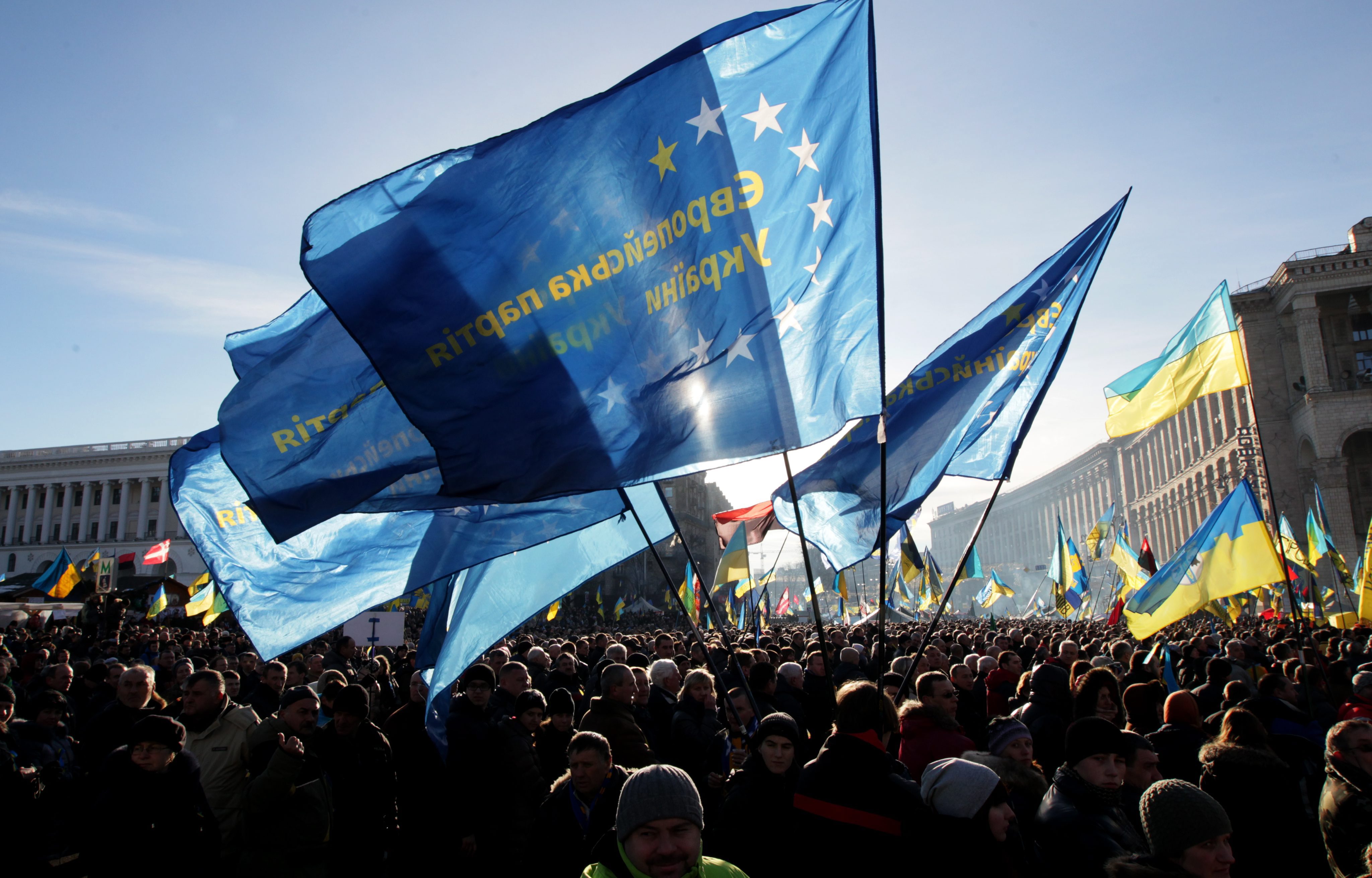 Протестиращите забраниха на Янукович споразумения с Русия