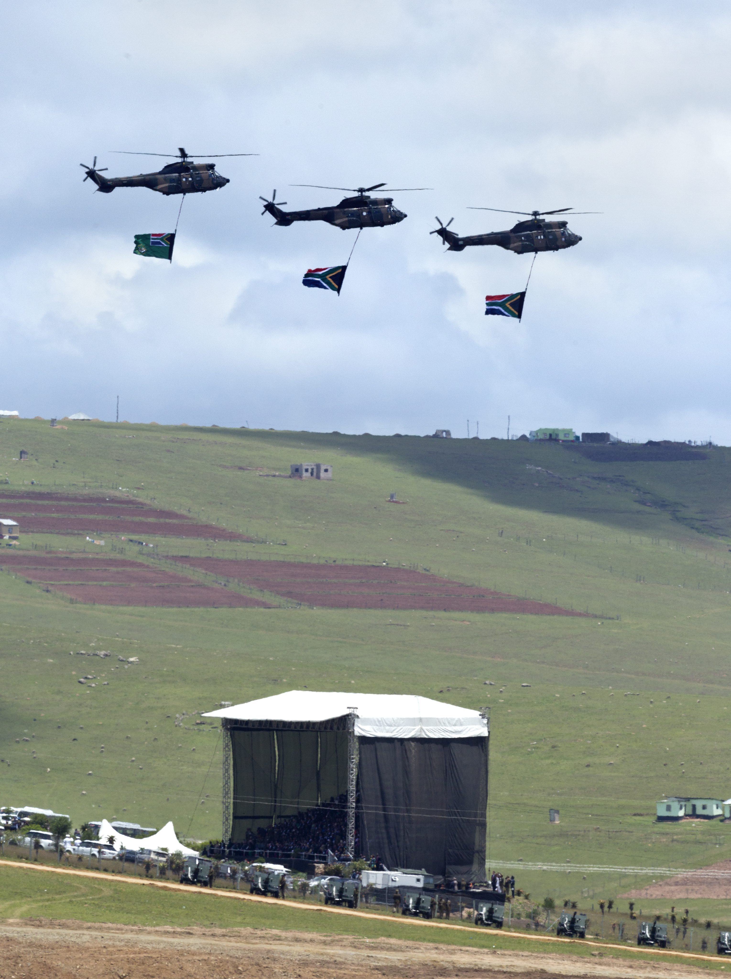 По време на погребението над мястото прелетяха 3 военни хеликоптера с развети национални знамена
