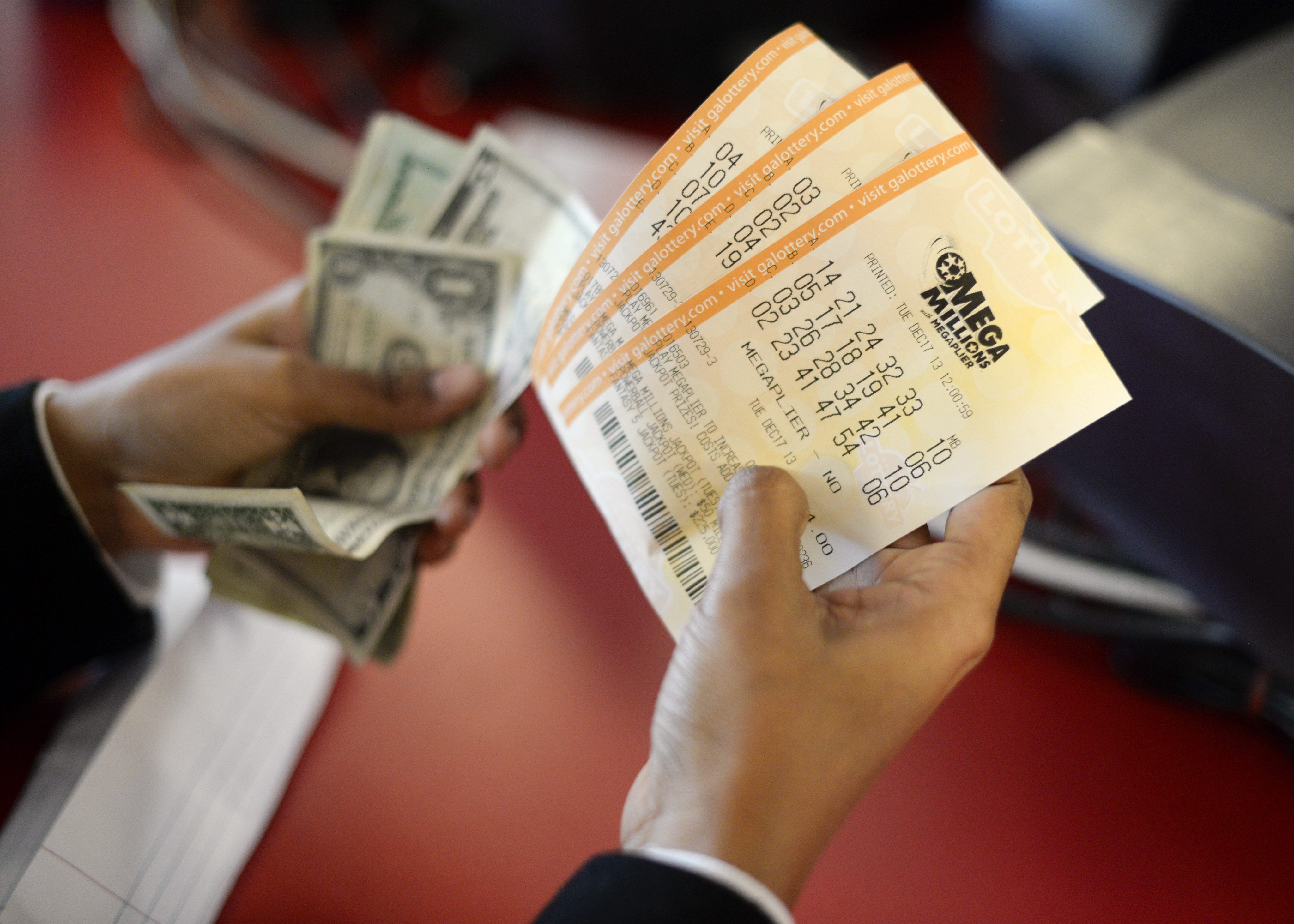 Двама си делят джакпот от $636 млн. в US лотария (снимки)