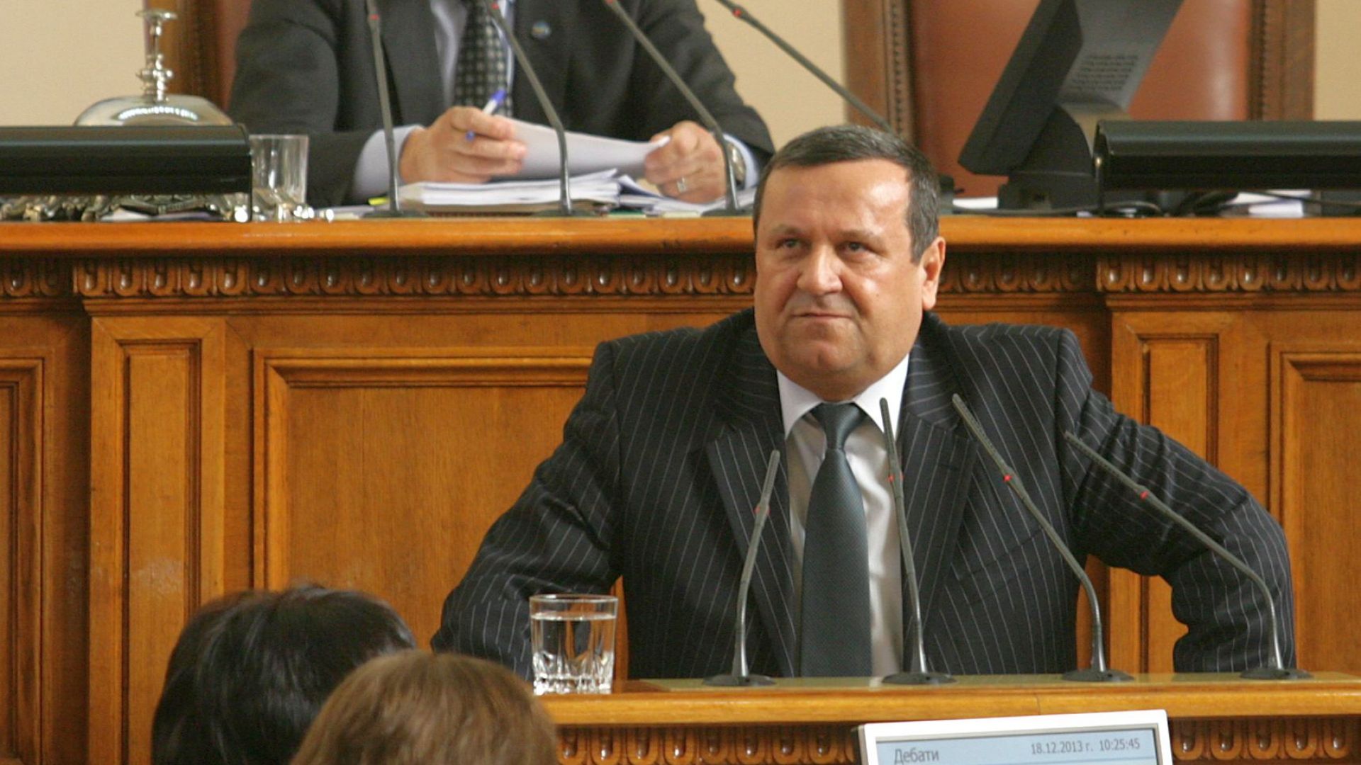 ДПС протестира в декларация от парламентарната трибуна заради вандалски акт