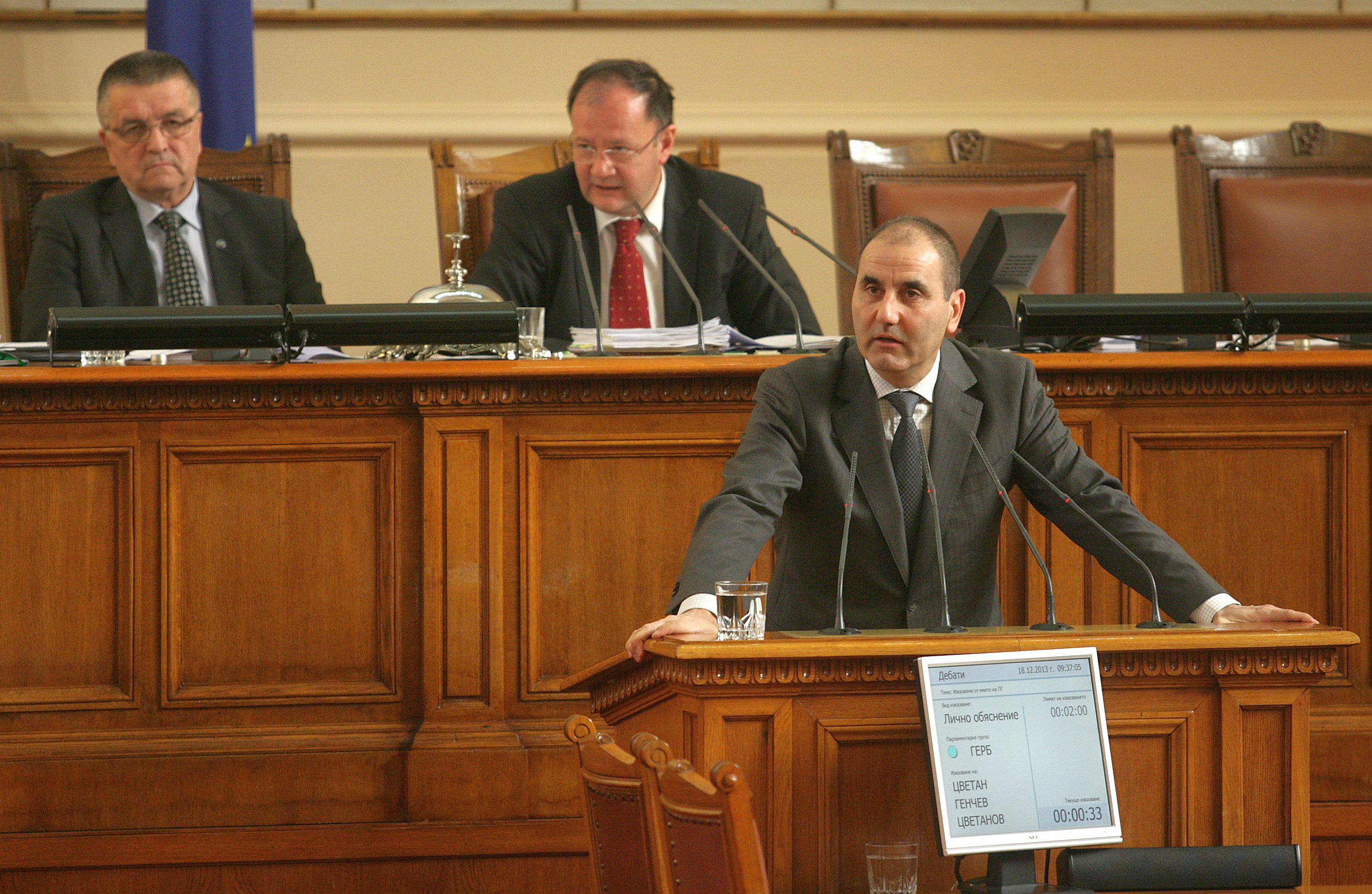 Цветан Цветанов от ГЕРБ на парламентарната трибуна