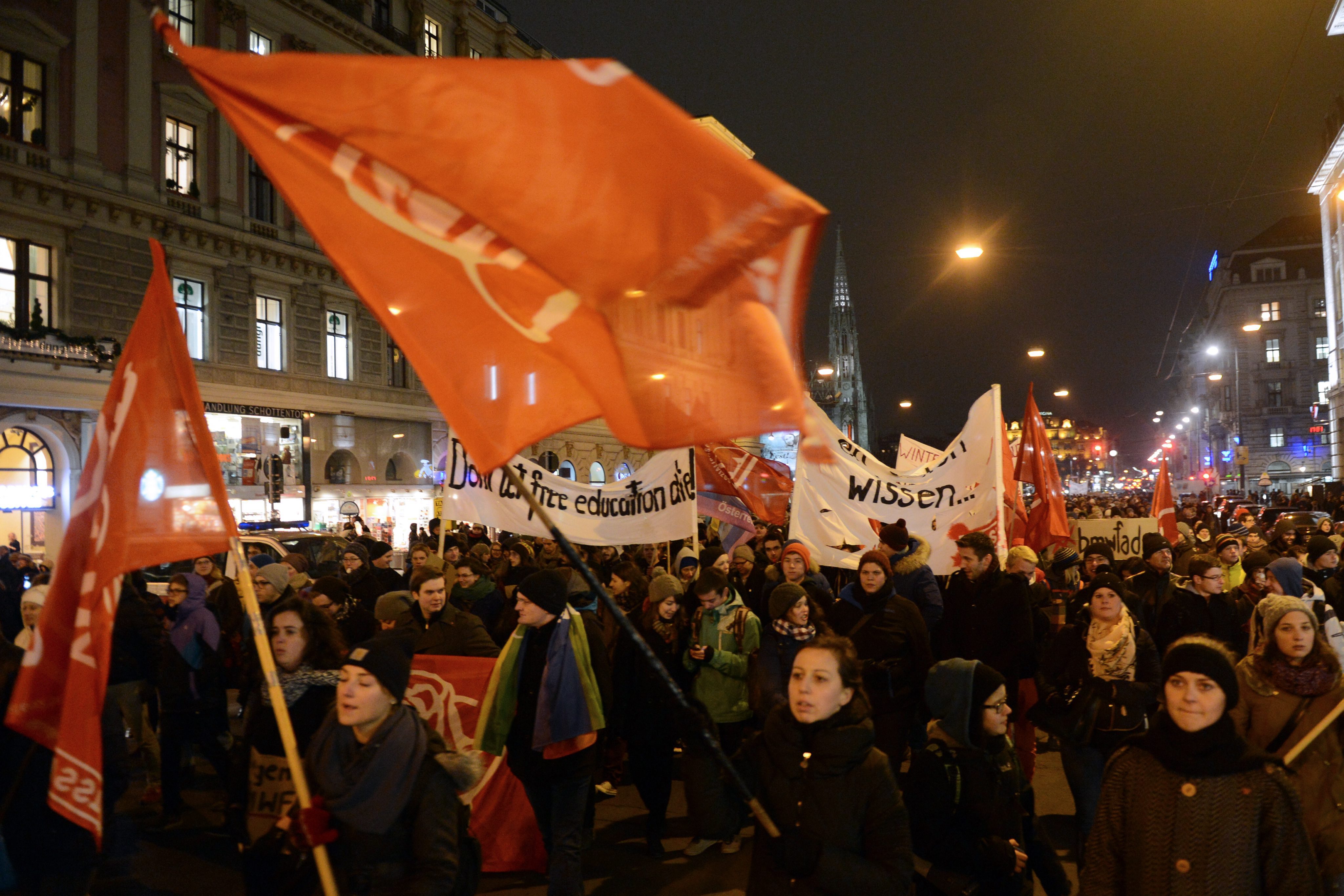 Ден по-рано във Виена протестираха и срещу новото коалиционно правителство на социалдемократи и консерватори