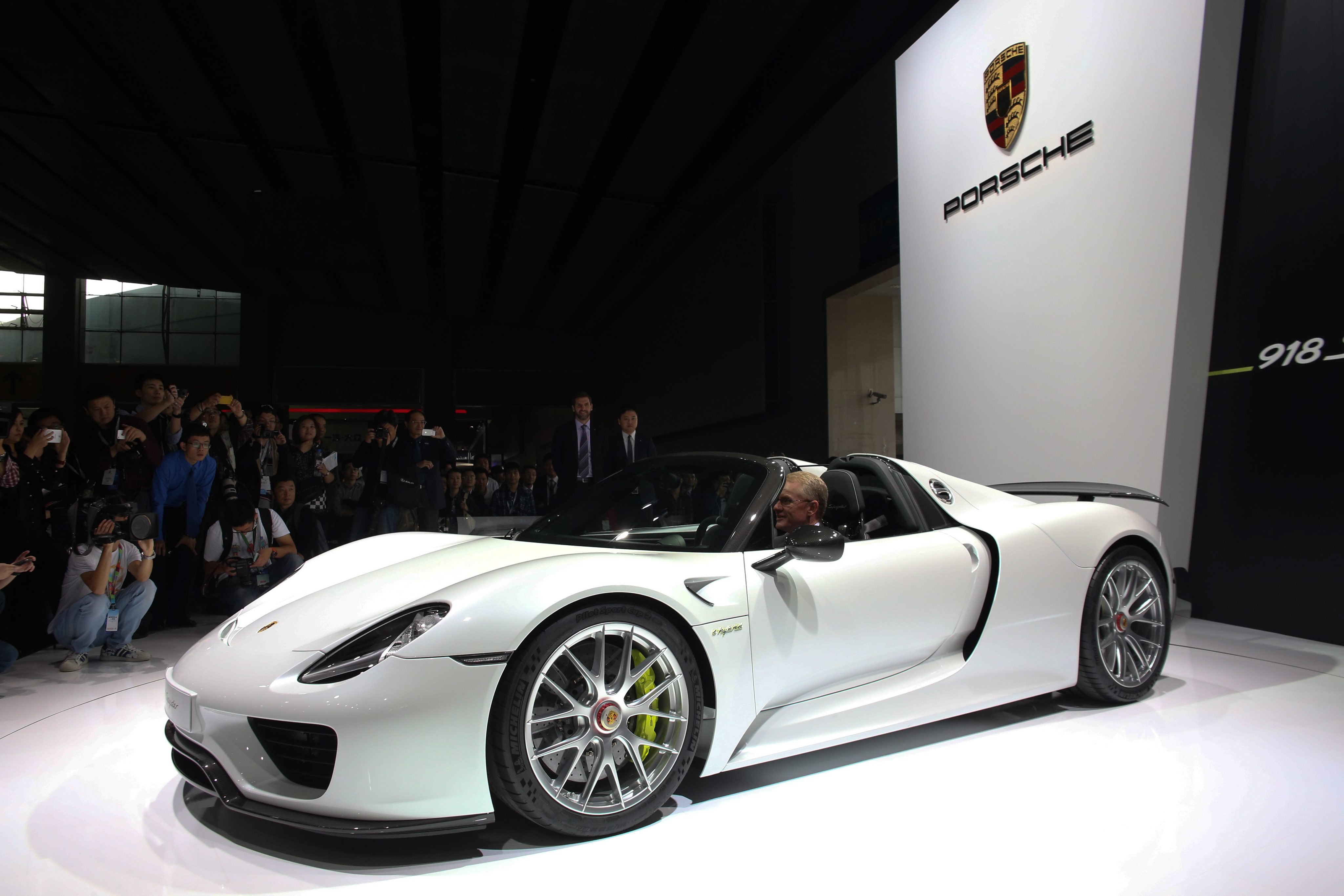 Porsche 918 Spyder се харчи като топъл хляб