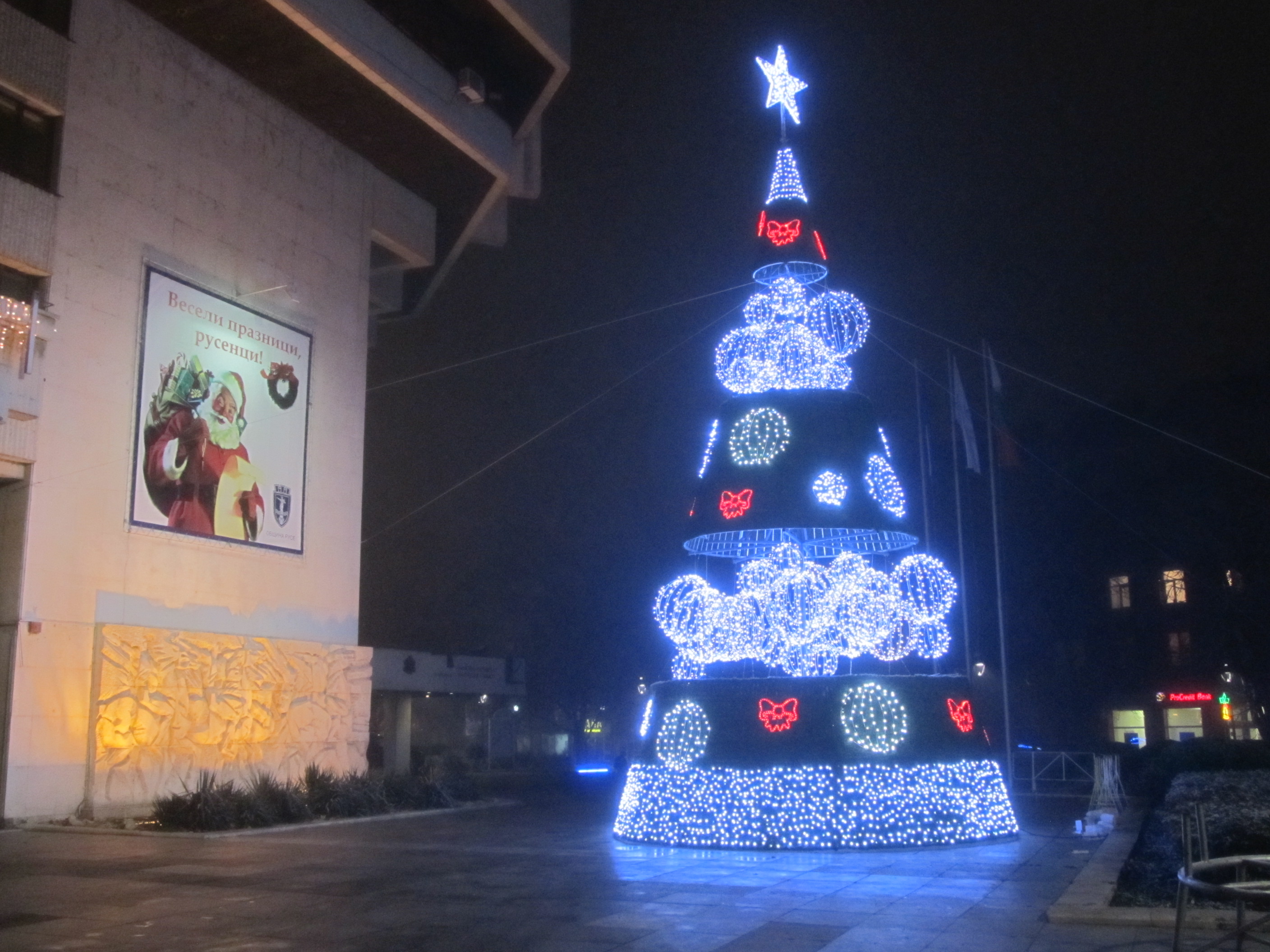 13-метрово коледно дърво украси Русе