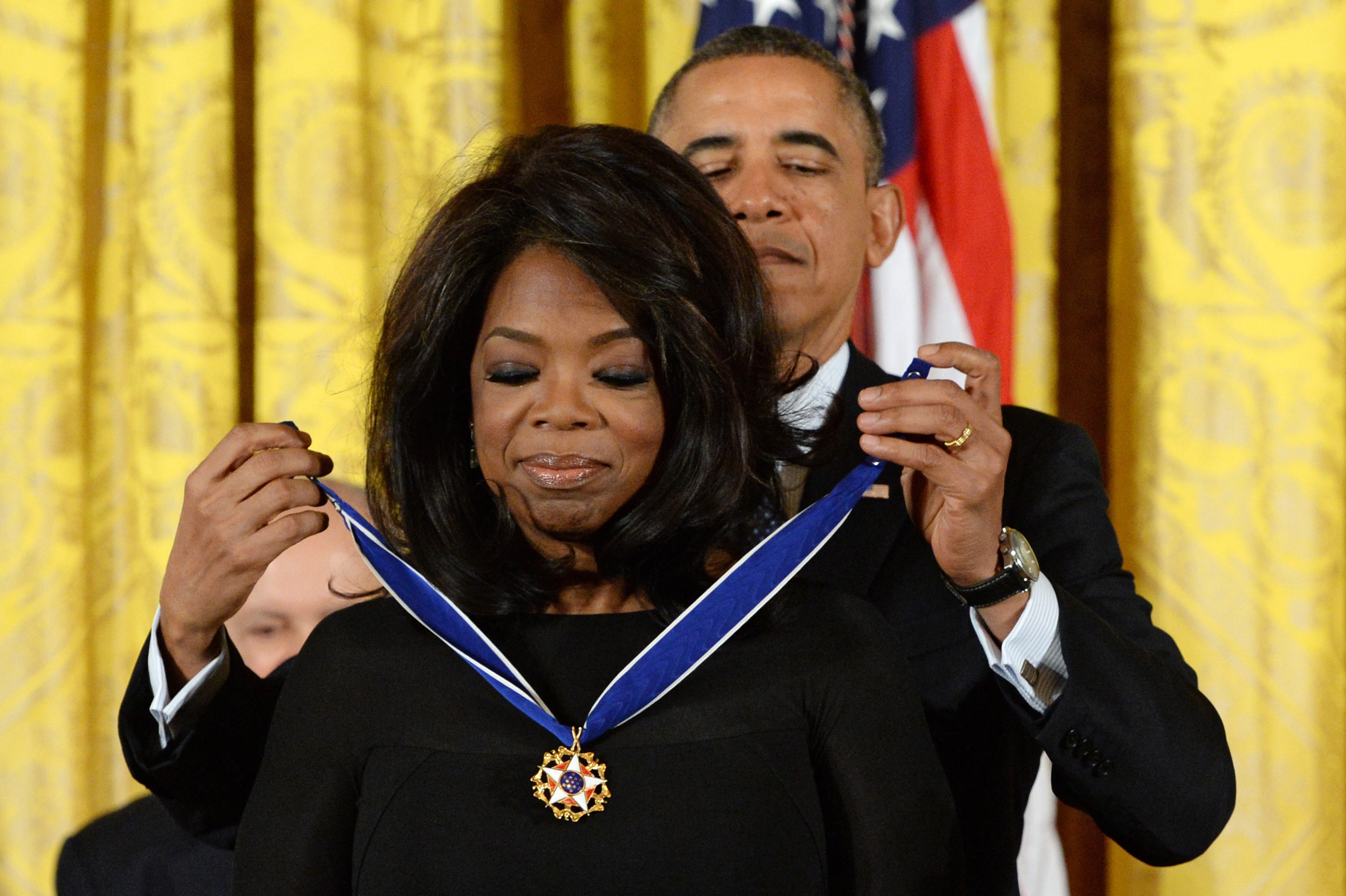 Барак Обама награди Опра Уинфри с Президентския медал на свободата