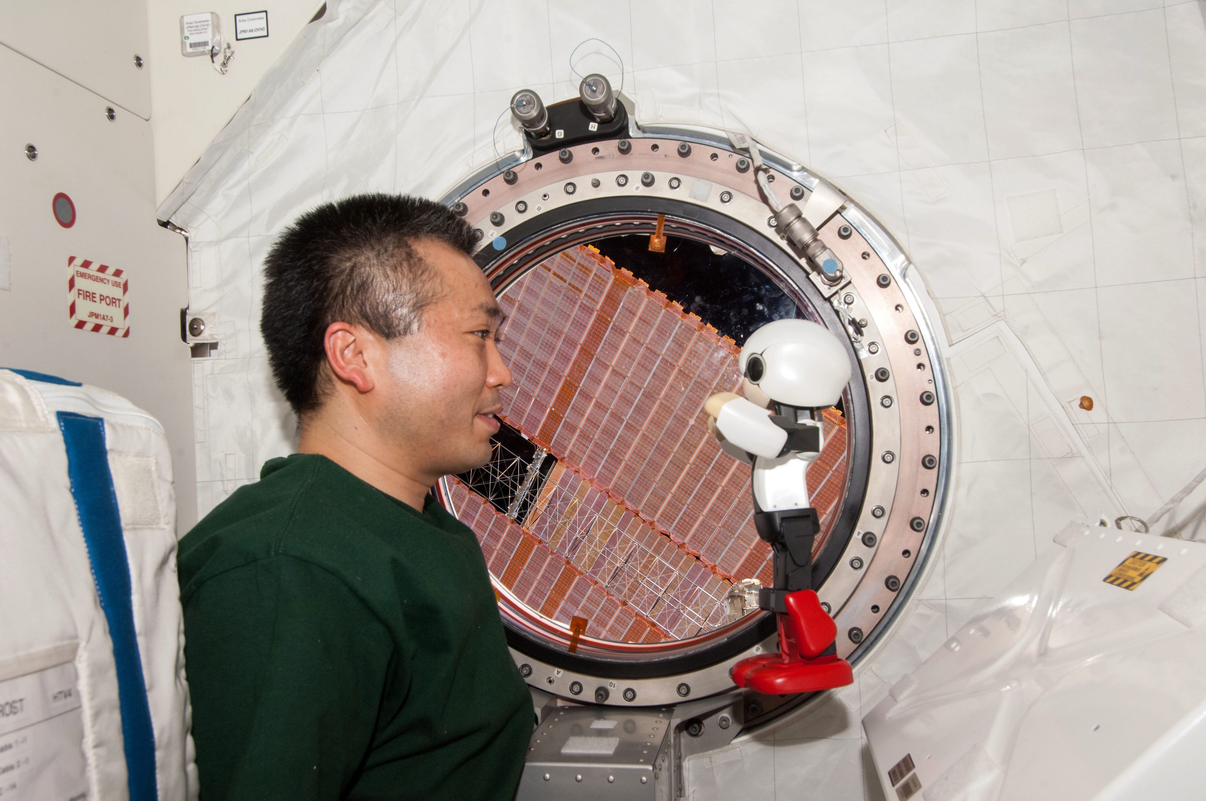 Астронавтът Коичи Ваката и роботът Киробо проведоха разховор на борда на МКС
