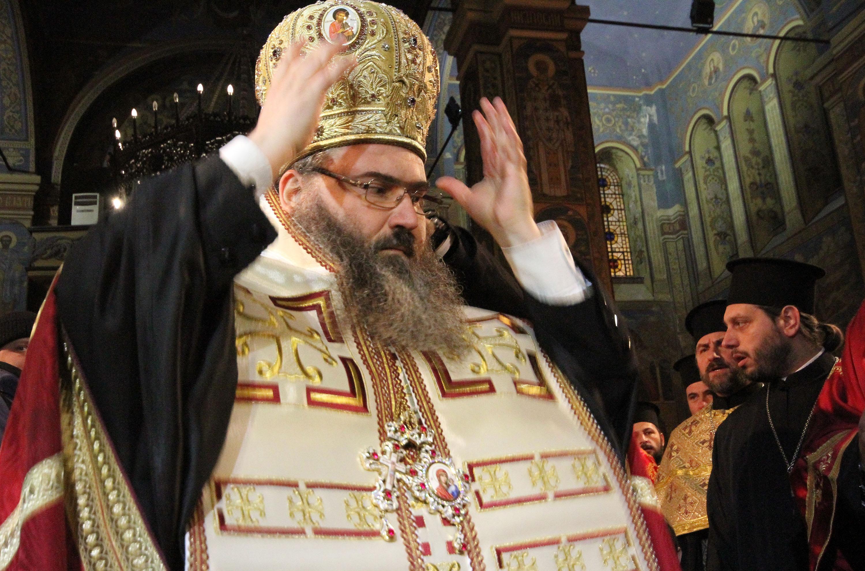 Дядо Йоан раздава икони на Великденския крос