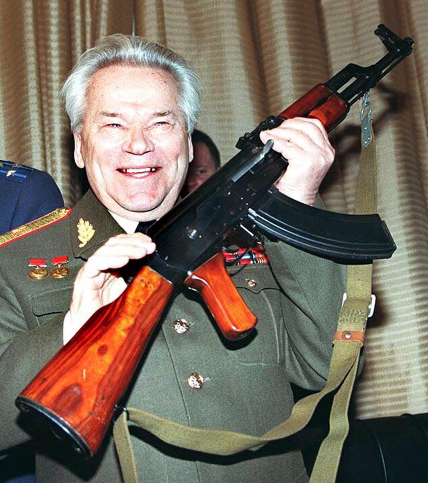 Изобретателят на автомат ”Калашников” почина на 94 години