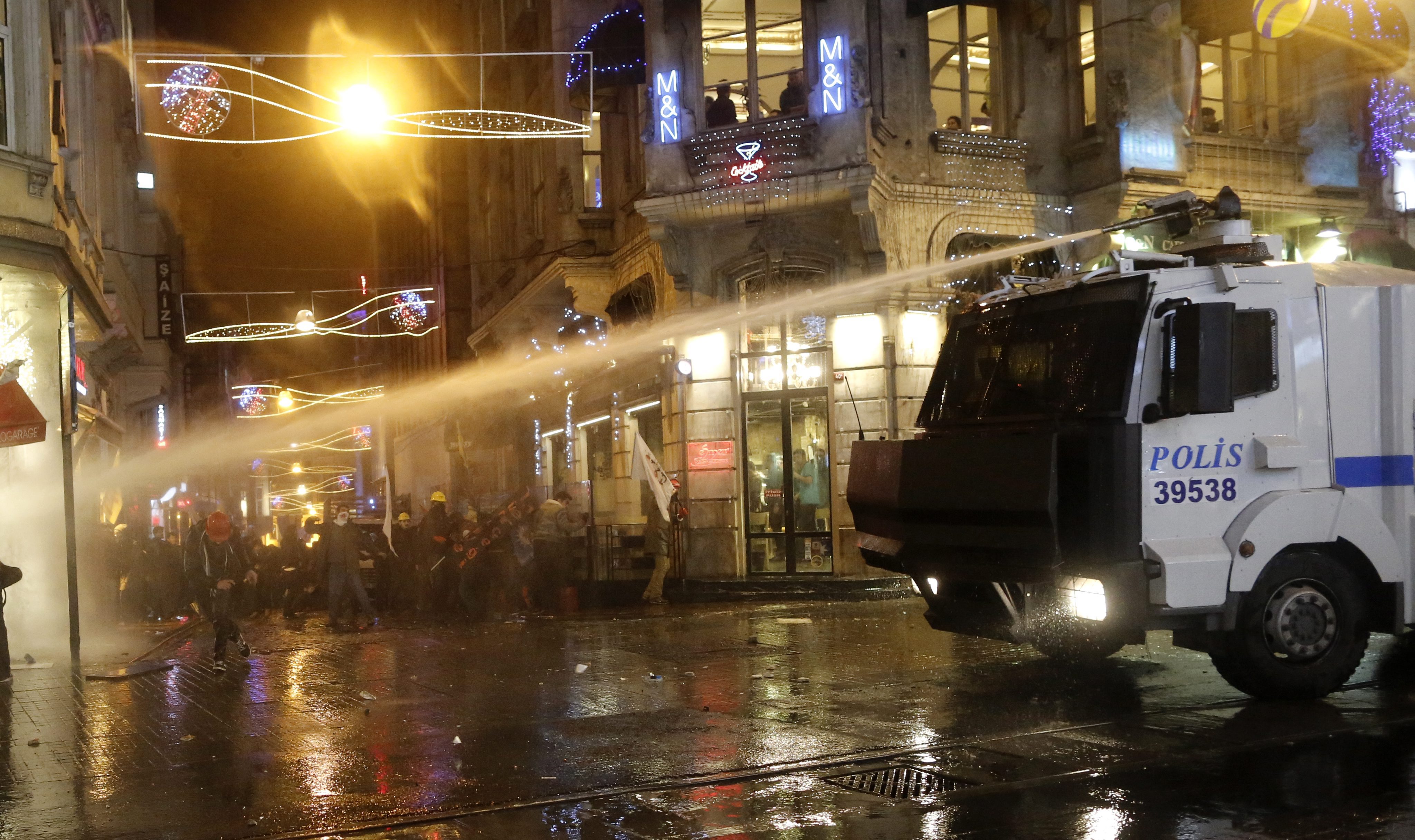 Полицията атакува протестиращите в Истанбул