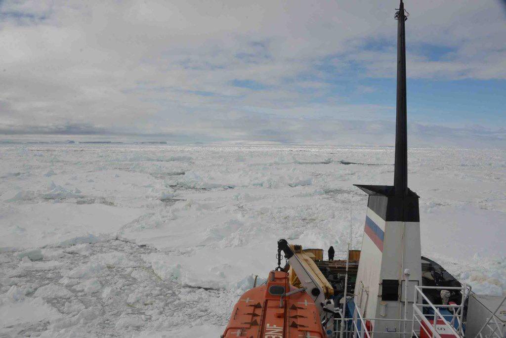 Руски кораб блокиран 4-ти ден в ледовете край Антарктида