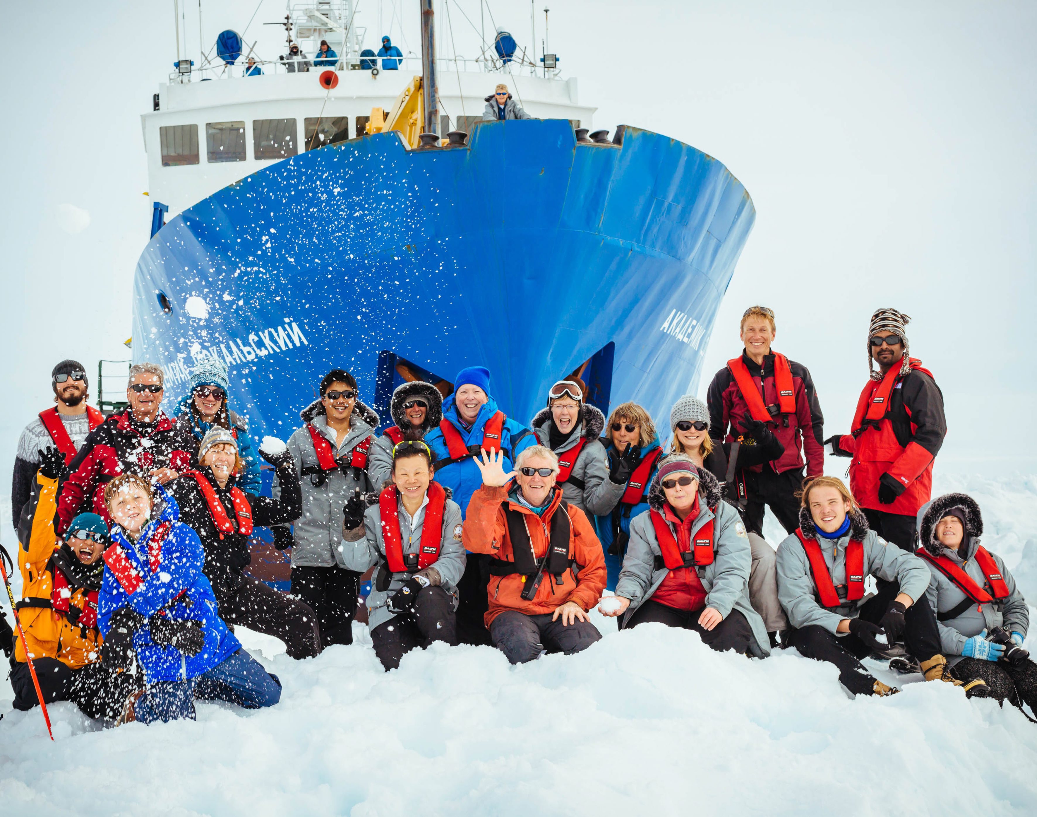 Пътниците на блокирания кораб се снимаха на леда