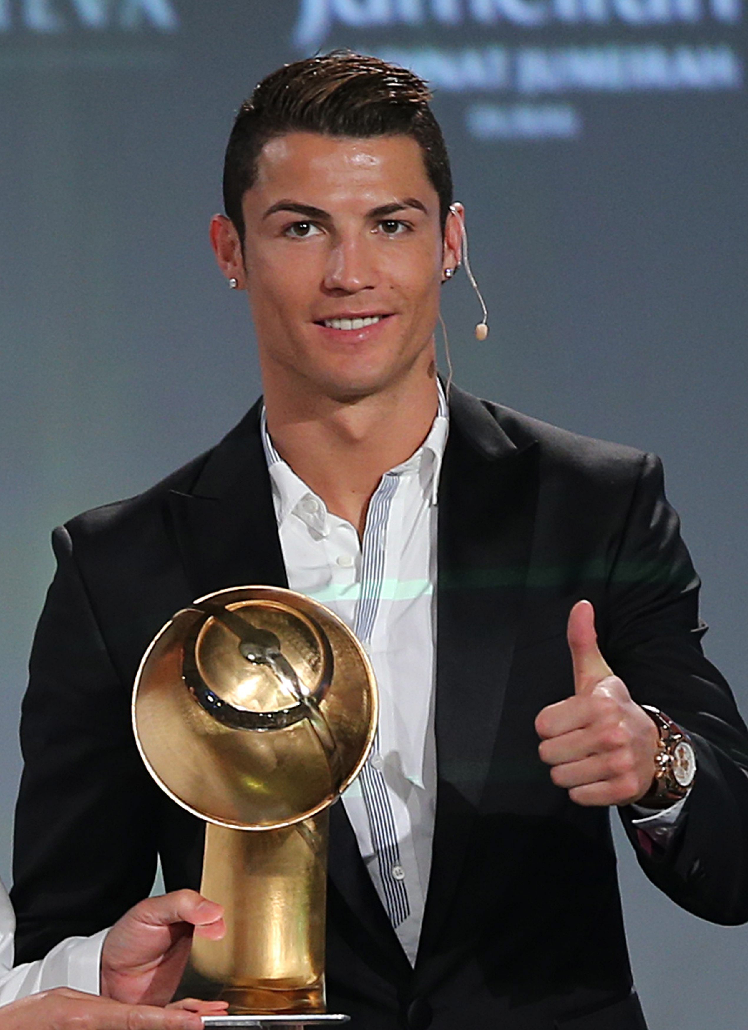Награда 2013. Роналду. Роналдо Криштиану. Cristiano Ronaldo золотой мяч. Криштиану Роналду 2013-2014 год.