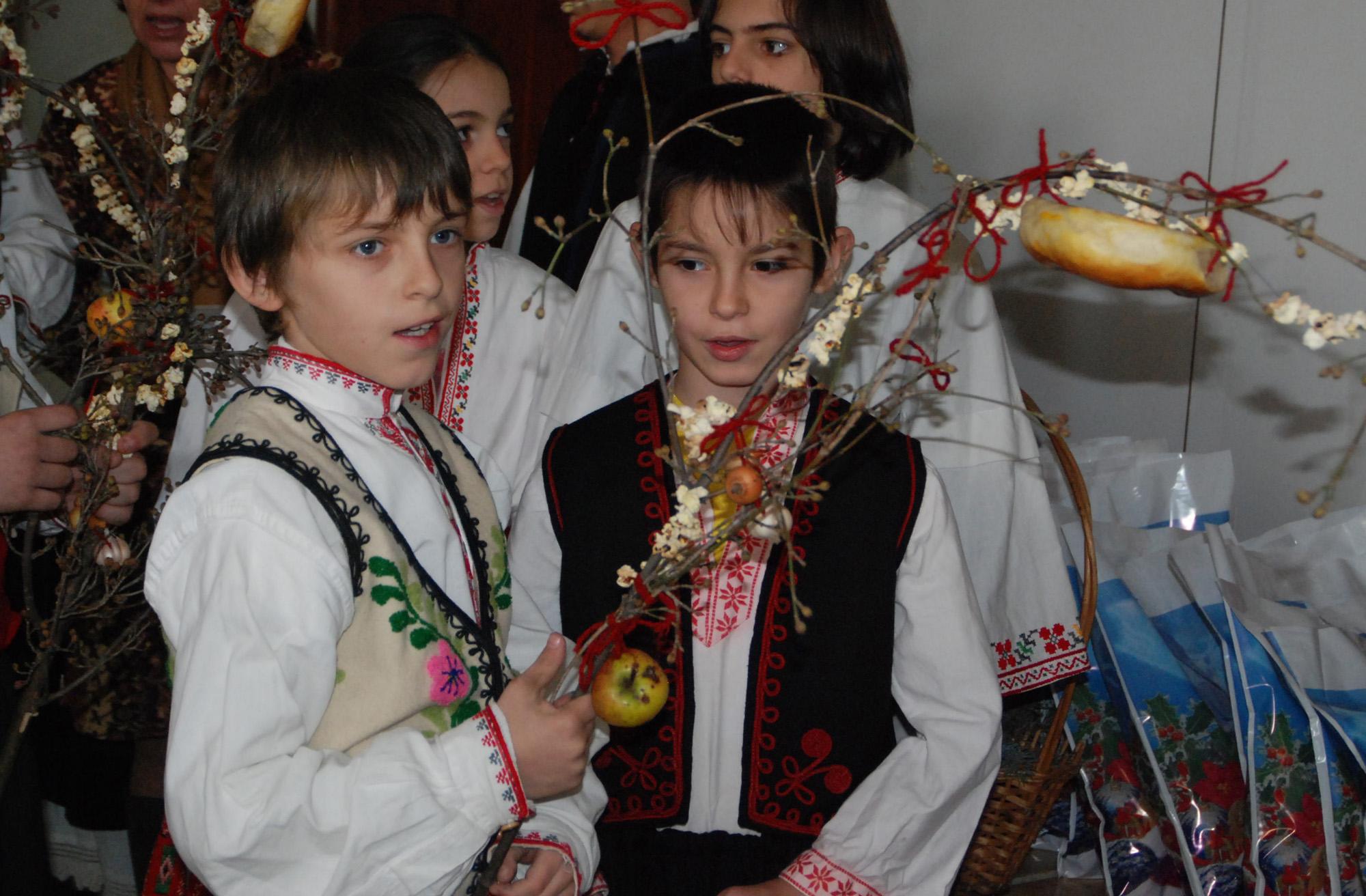 Народната традиция свързва празника на Св. Василий Велики с обичая сурвакане