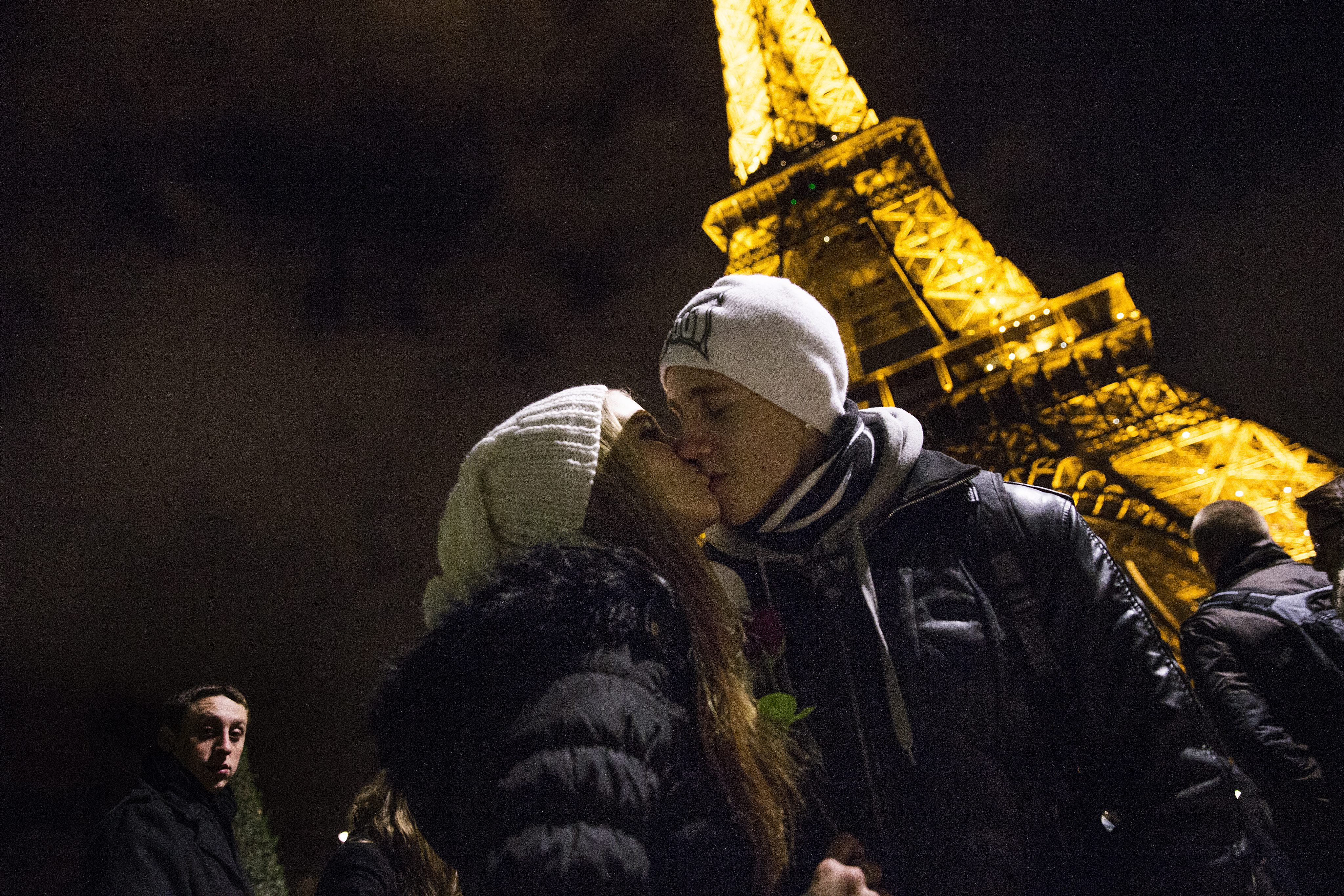 Париж посреща новата 2014