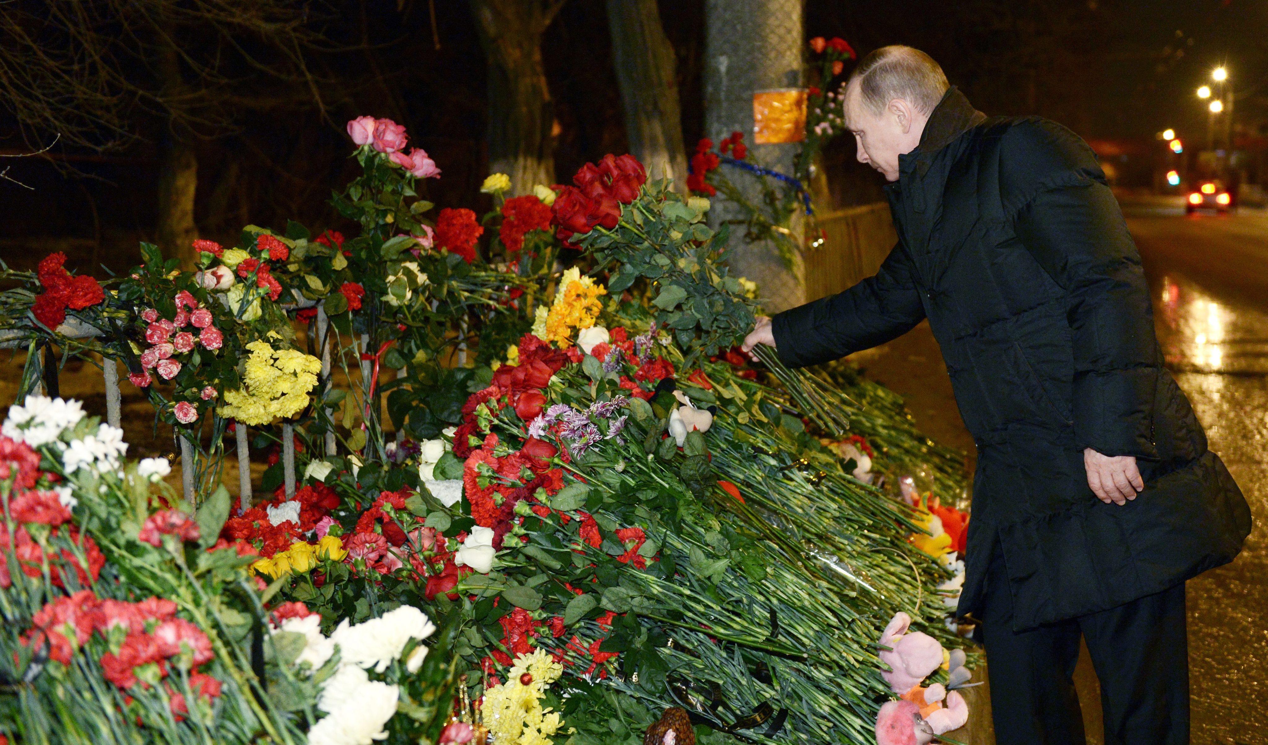 Владимир Путин остави червени рози на мястото на втория атентат във Волгоград