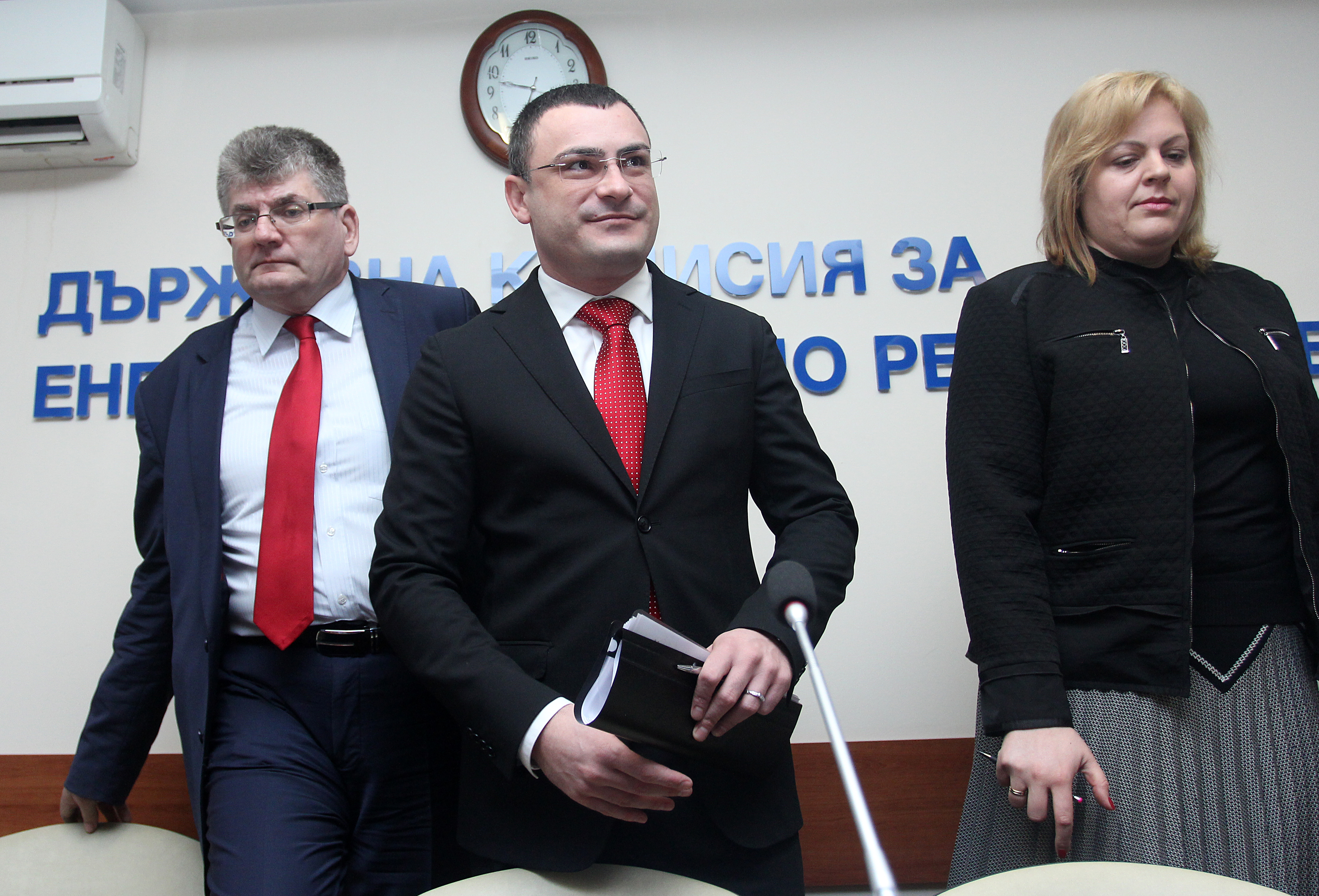Членовете на ДКЕВР Еленко Божков и Боян Боев (председател). Регулаторът постави ултиматум на ЕРП-тата
