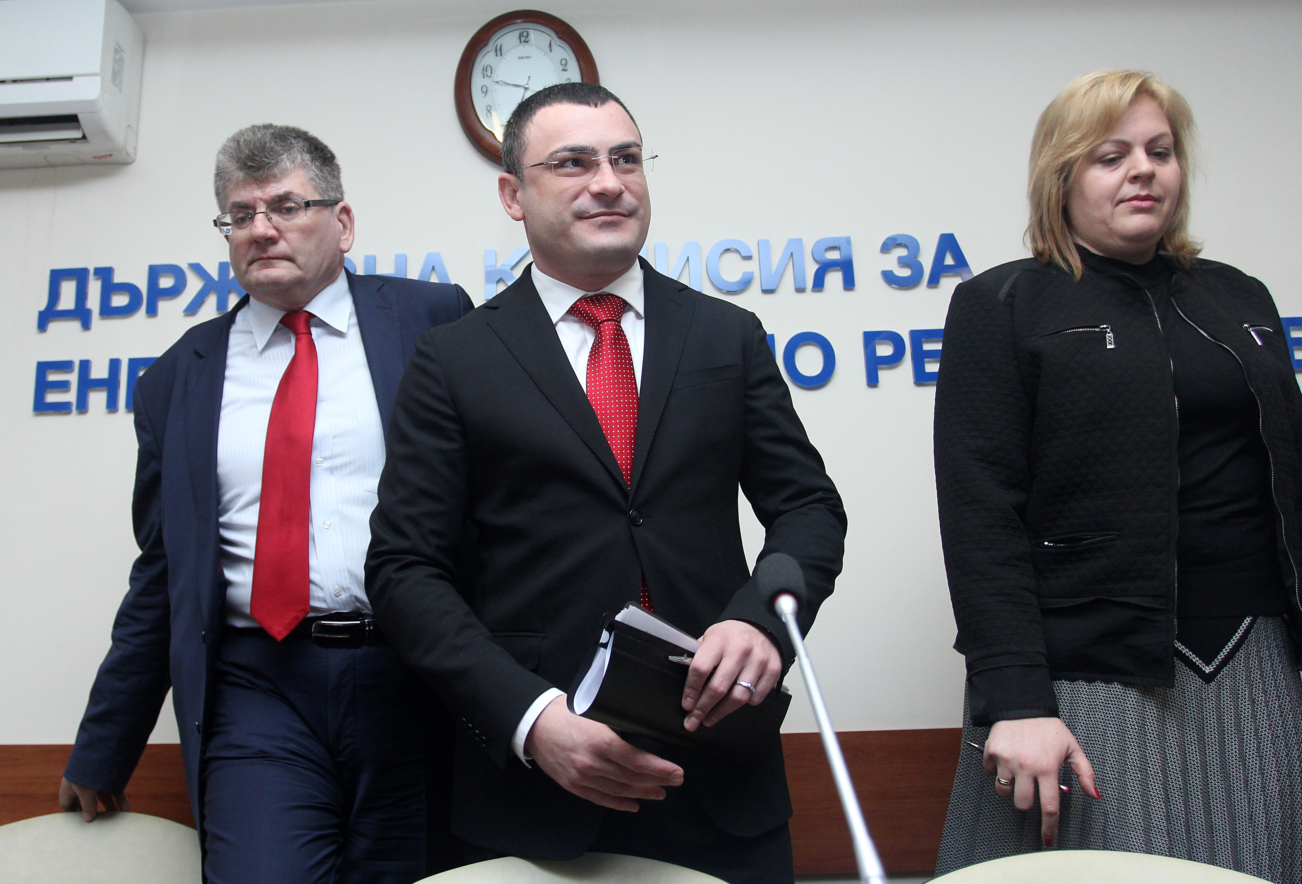 ДКЕВР решава колко ще плащаме за ток и топла вода