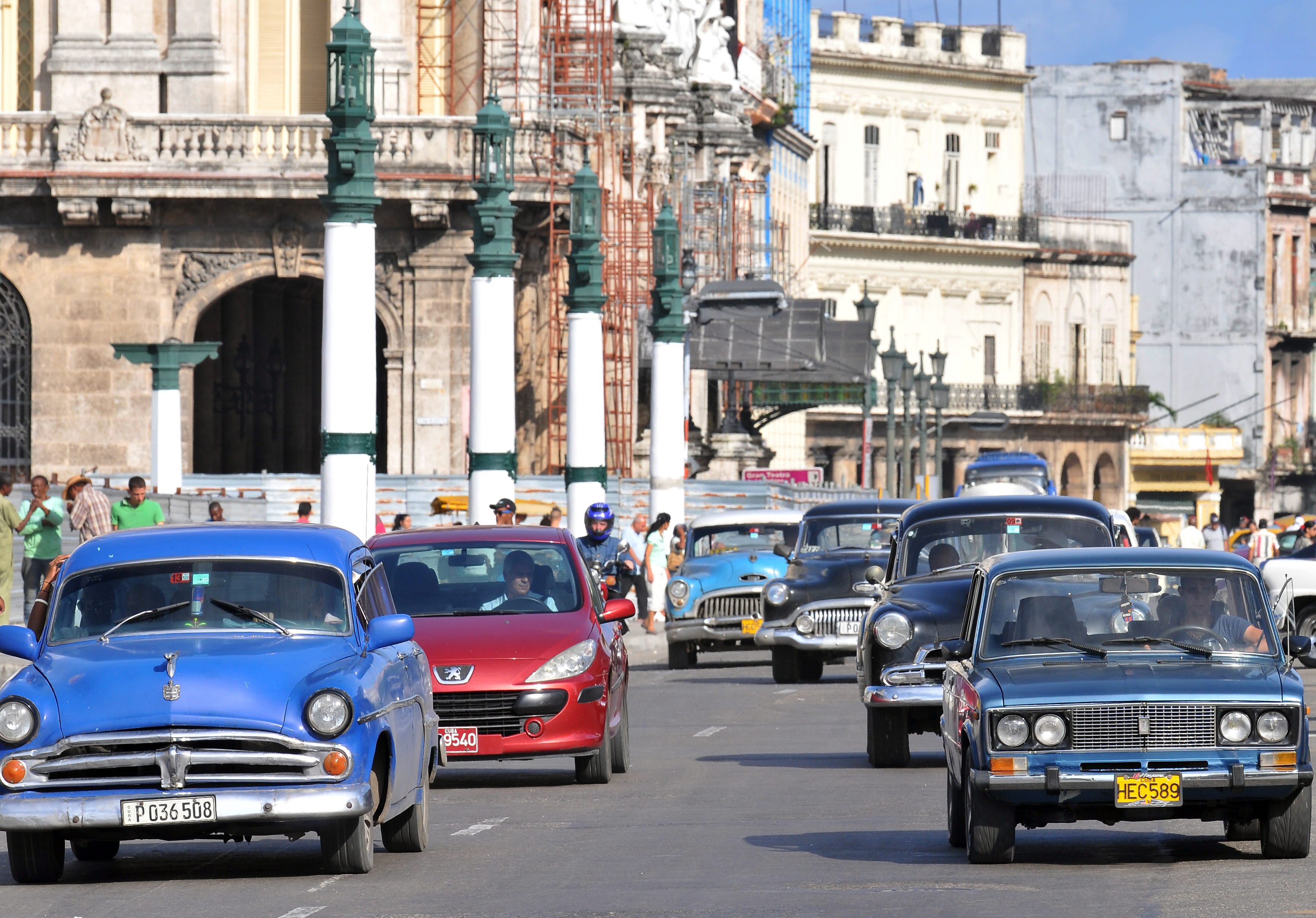 Кубинците вече могат да си купуват вносни автомобили