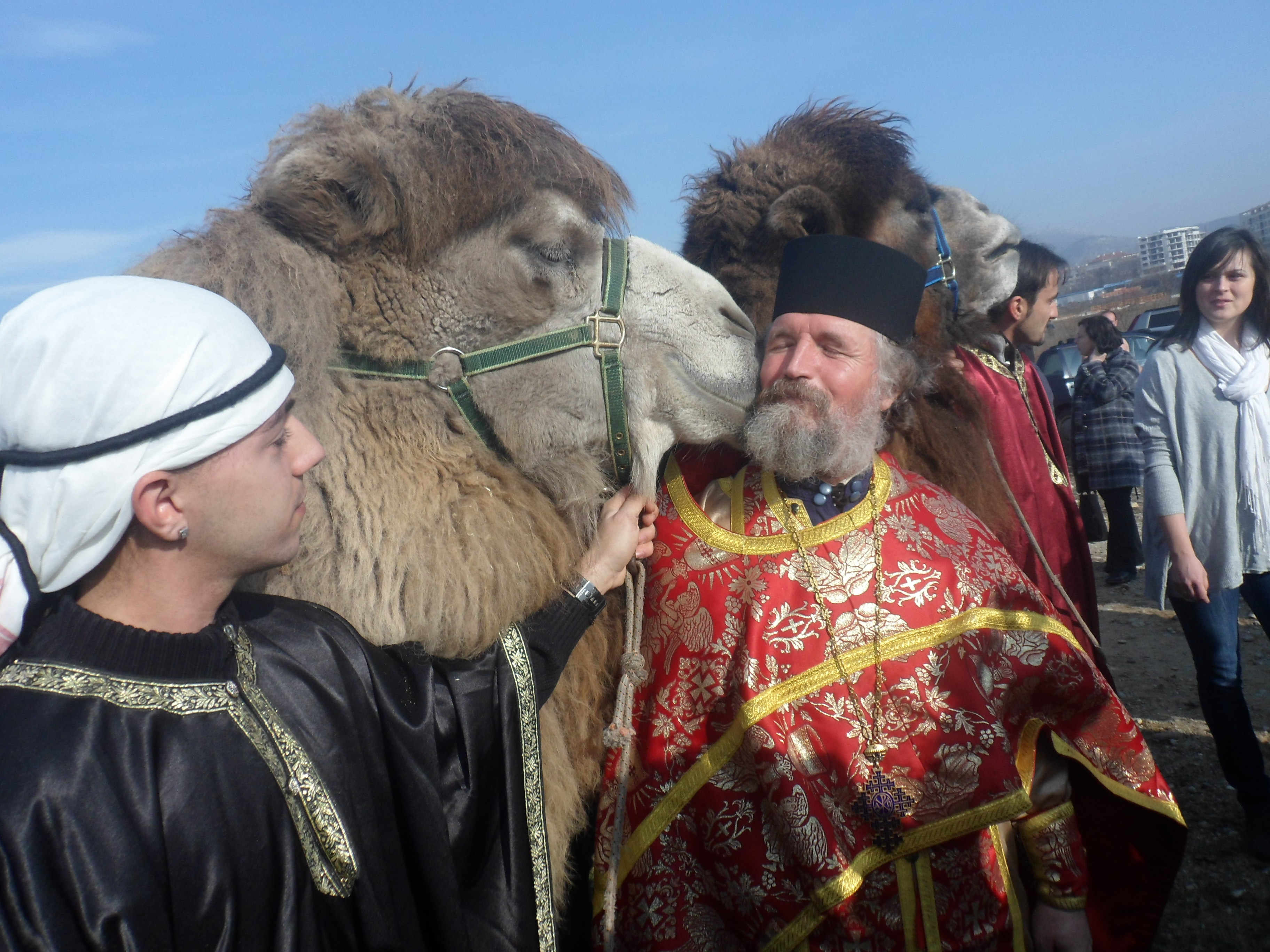 Свещеник дойде с две камили да хвърли кръста в Кэрджали