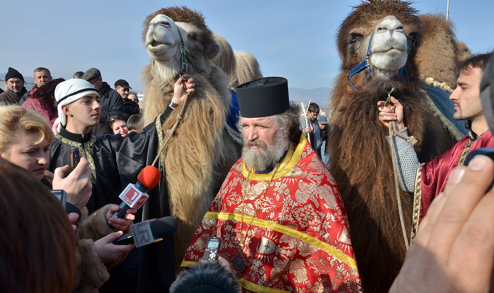 Енорийският свещеник отец Петър Гарена дойде с две камили да хвърли кръста в ледените води на Водното огледало в Кърджали
