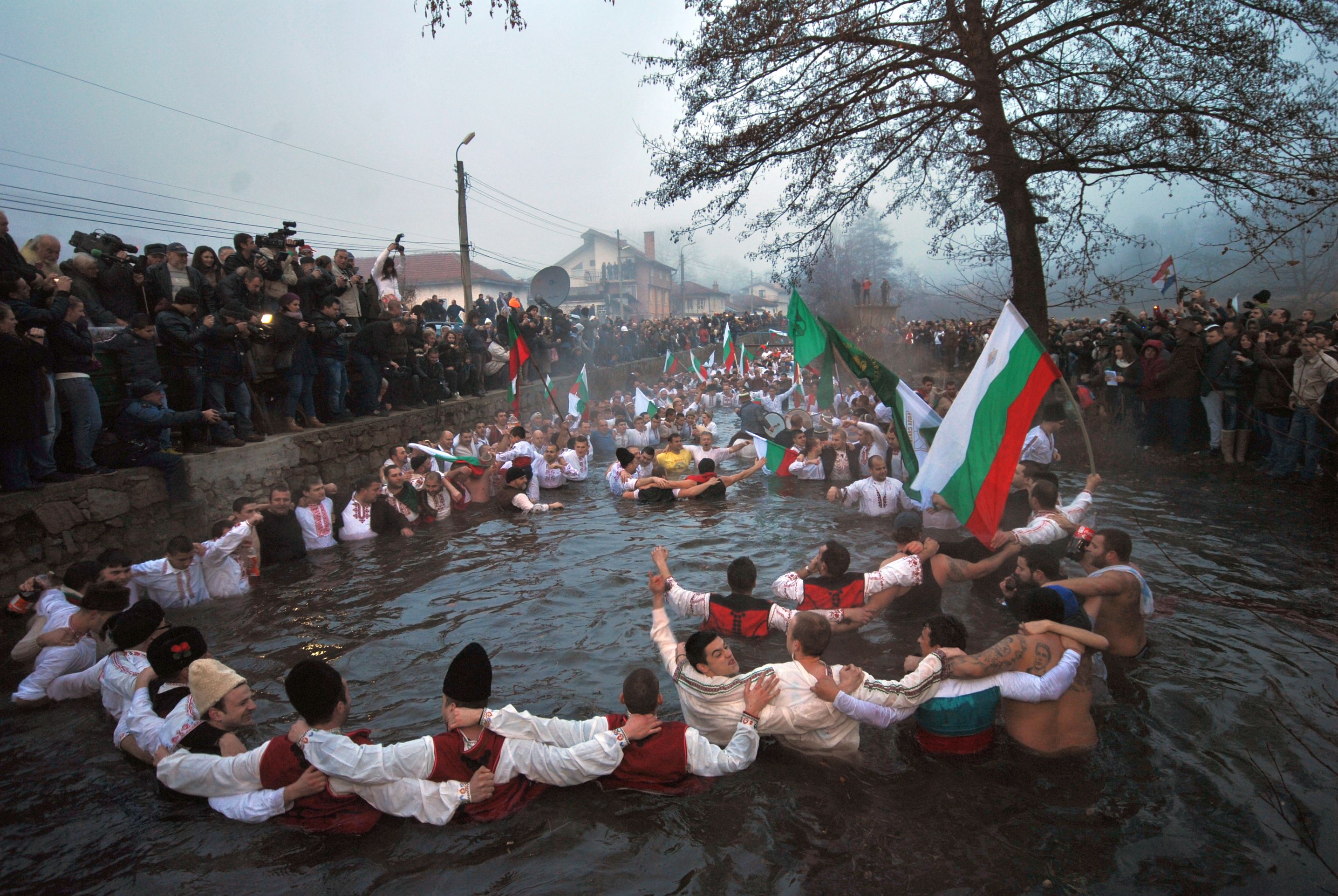 Хорото в ледените води се играе всяка година