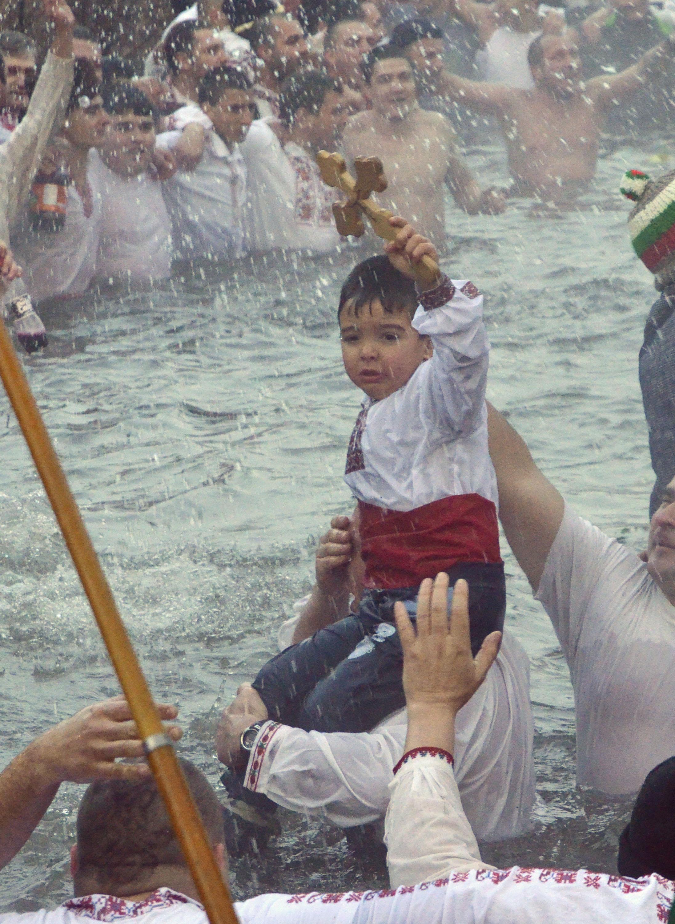 Петгодишният Валентин изнесе кръста от Тунджа на Богоявление (снимки)