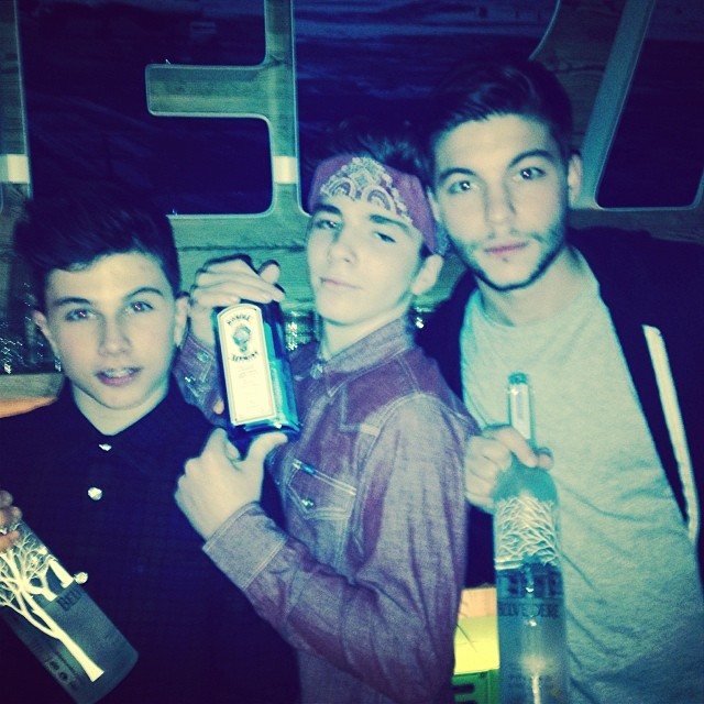 Синът на Мадона Роко Ричи (в средата) държи бутилка джин