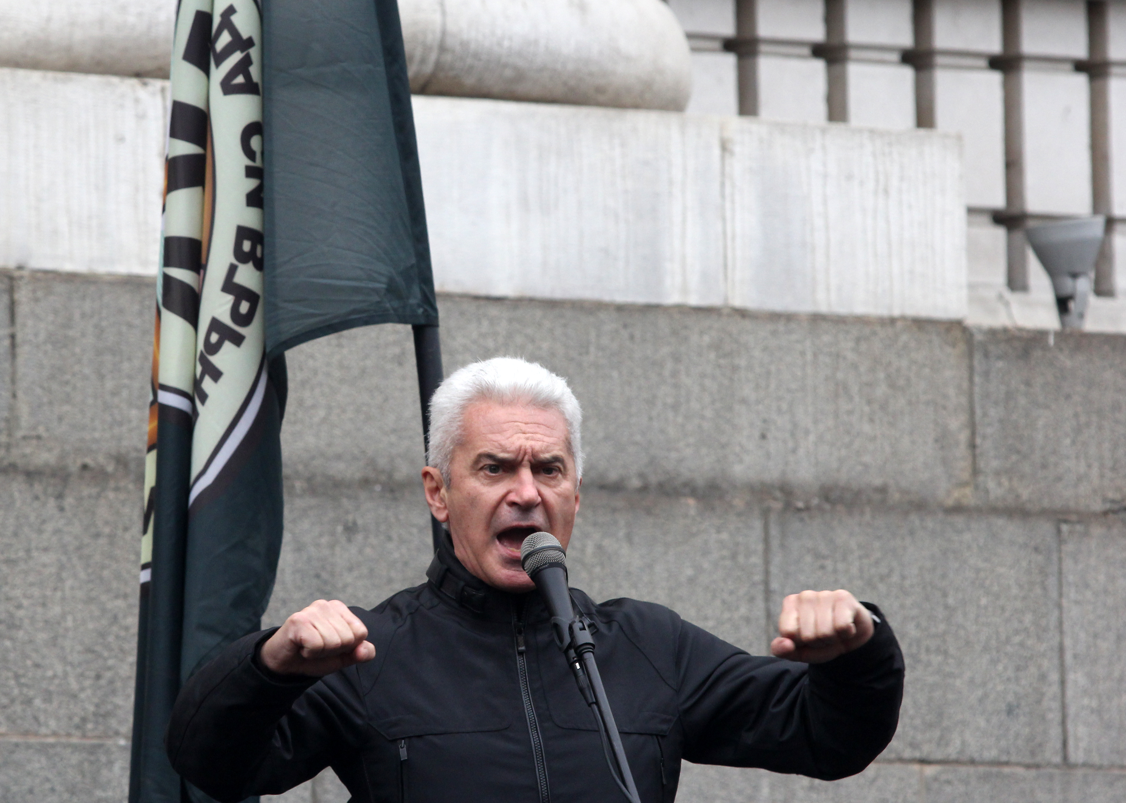 Сидеров ударил посетител в пиано бар