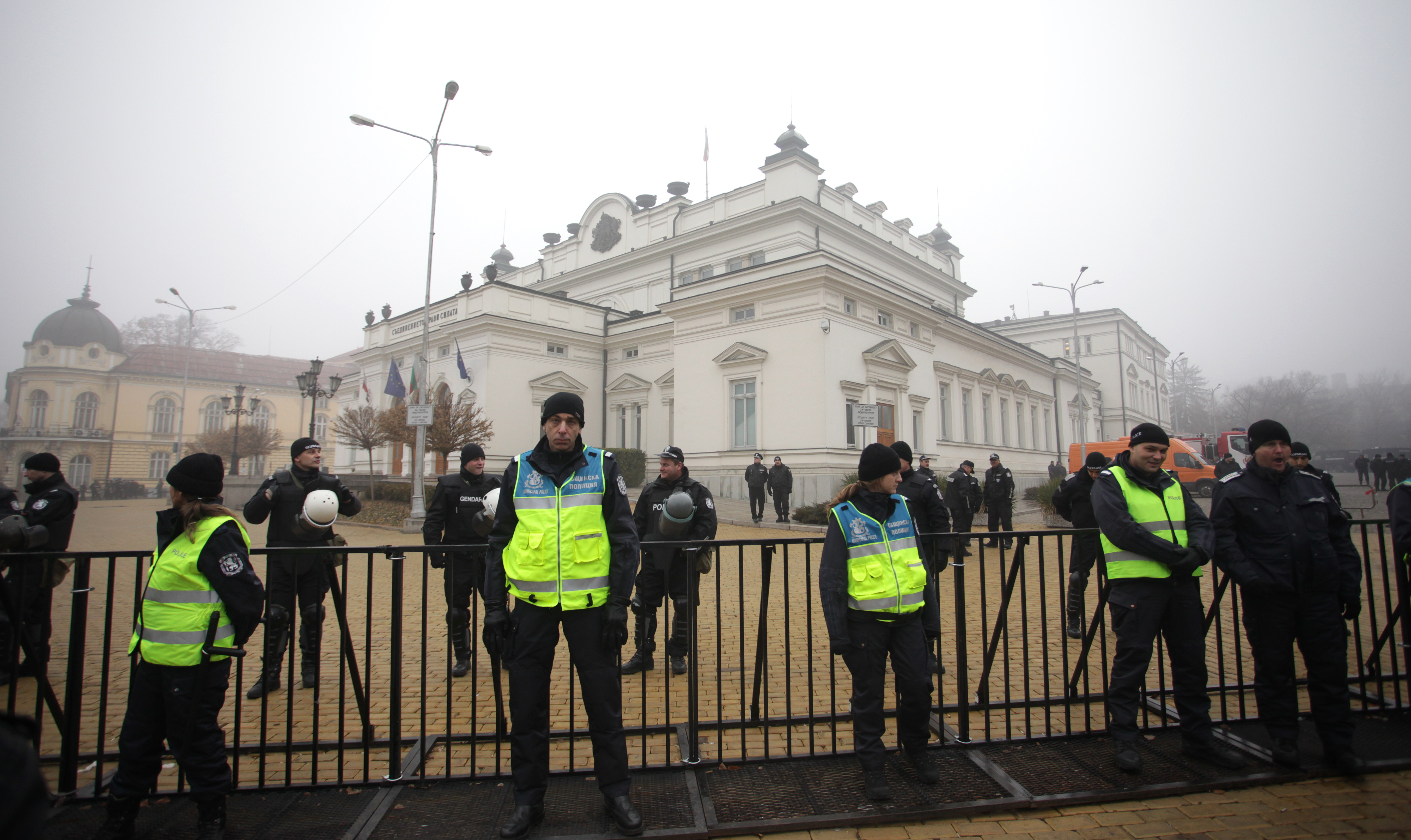 Стотици полицаи напразно чакаха протест (снимки)