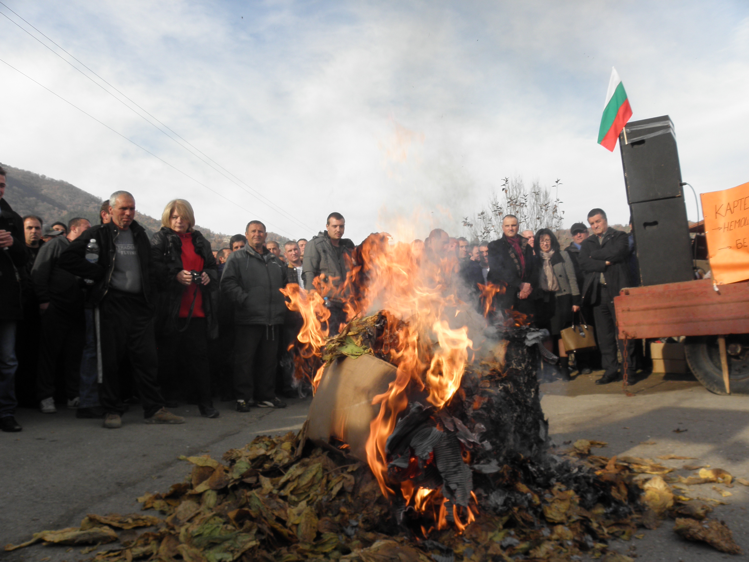 Преди дни фермерите палиха тютюн в знак на протест