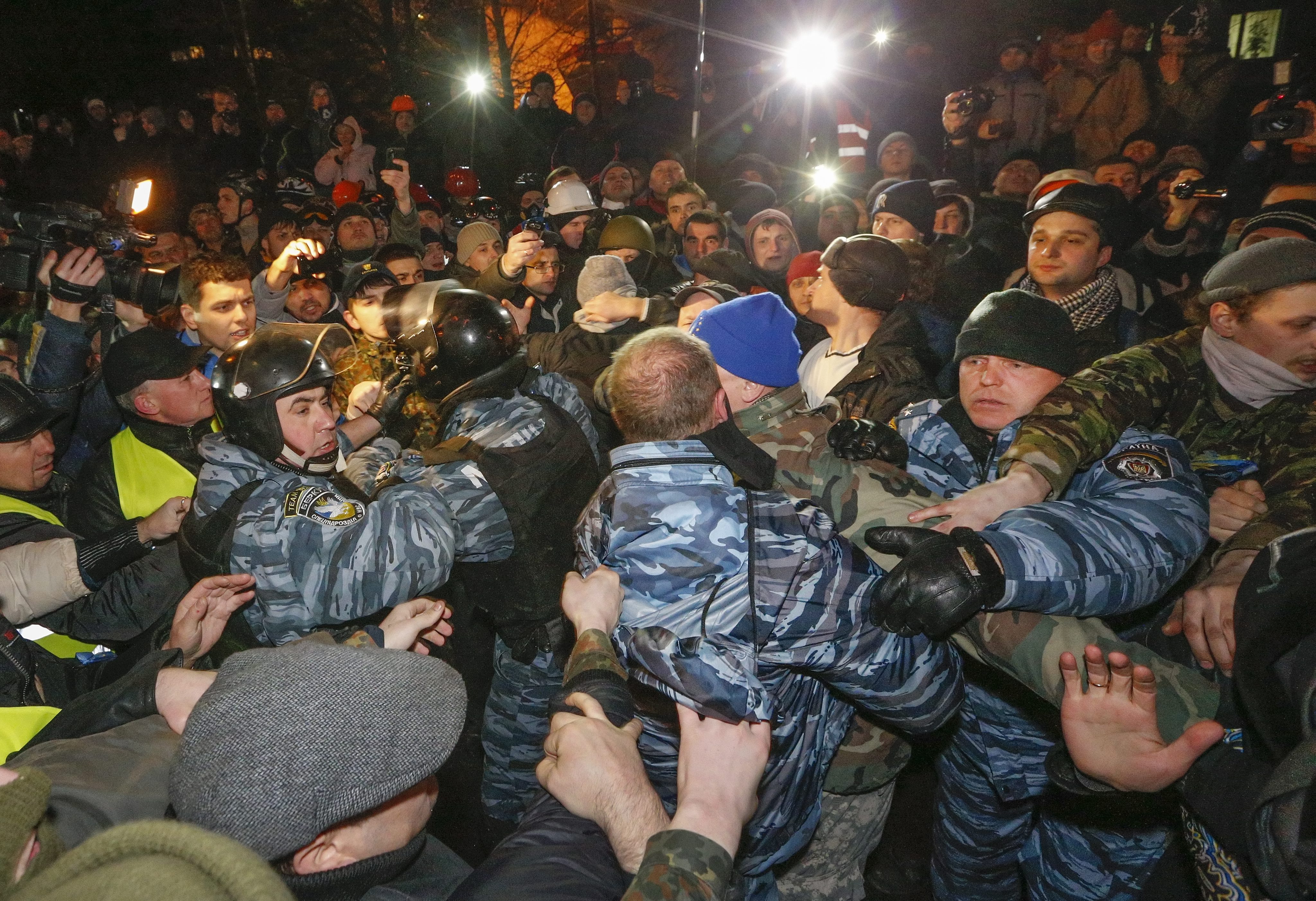 Сблъсъци между протестиращи и силите на реда