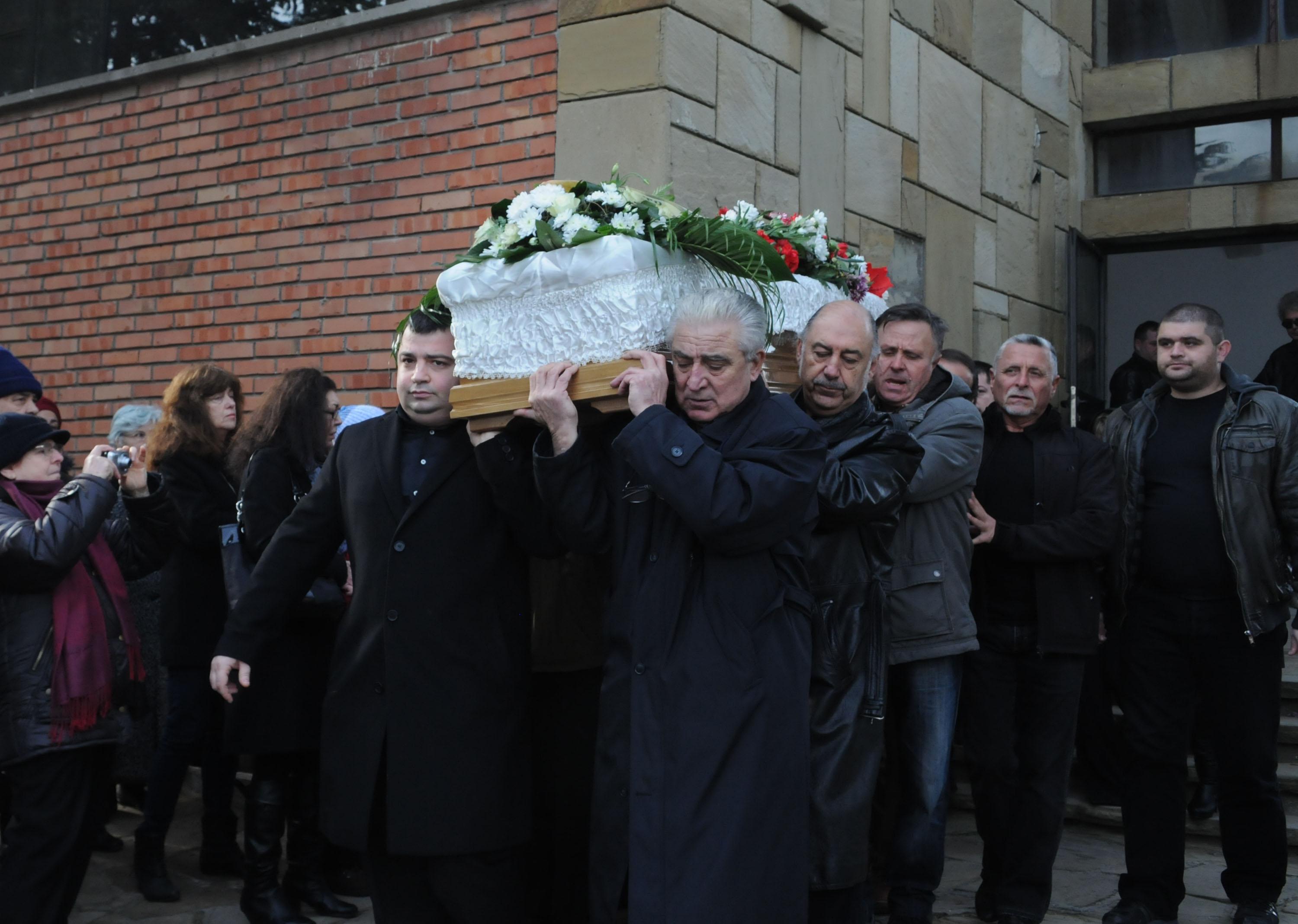 Изнесоха ковчега на Гого от ритуалната зала, където бе поклонението