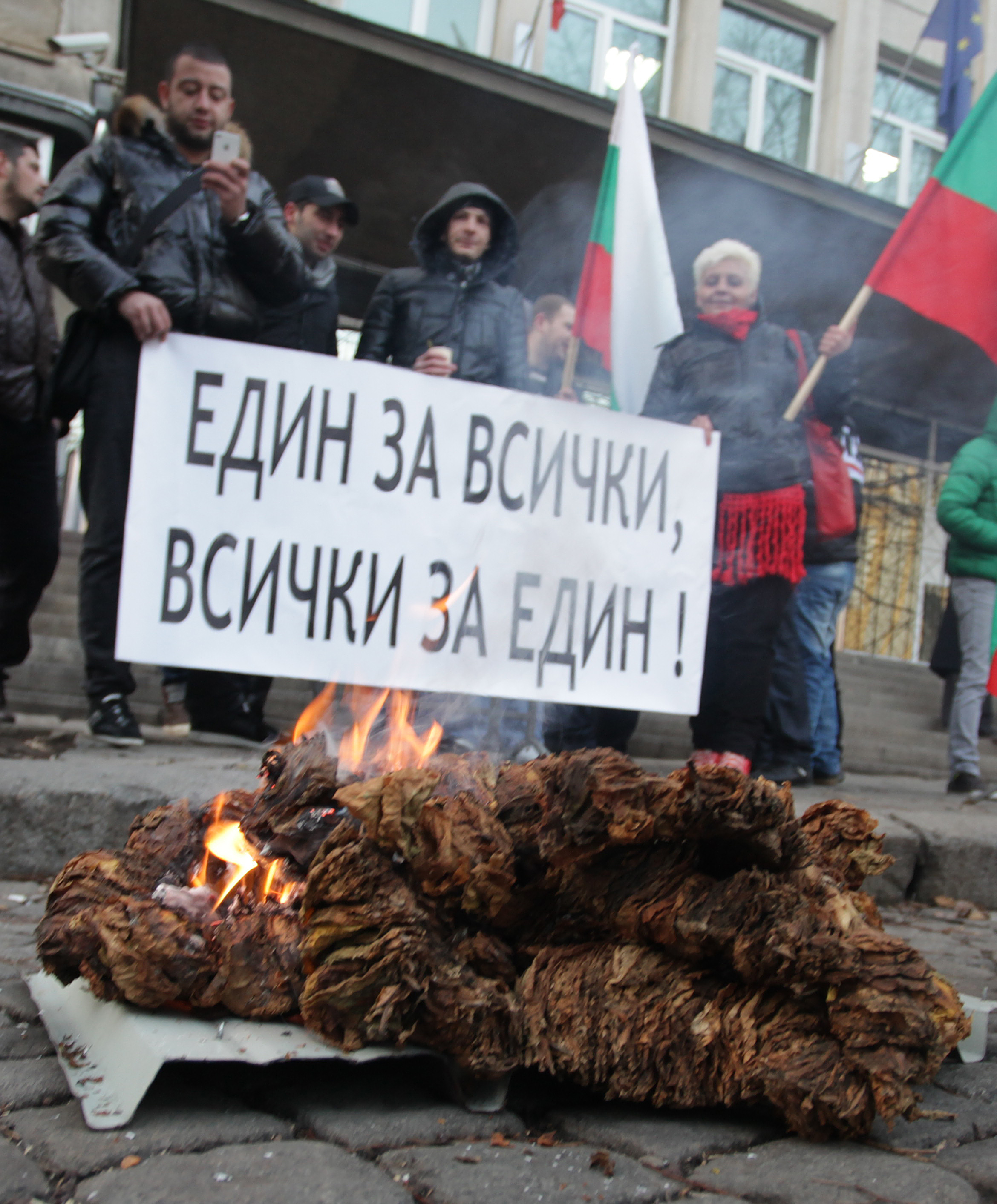 Мухлясъл тютюн беше запален пред министерство