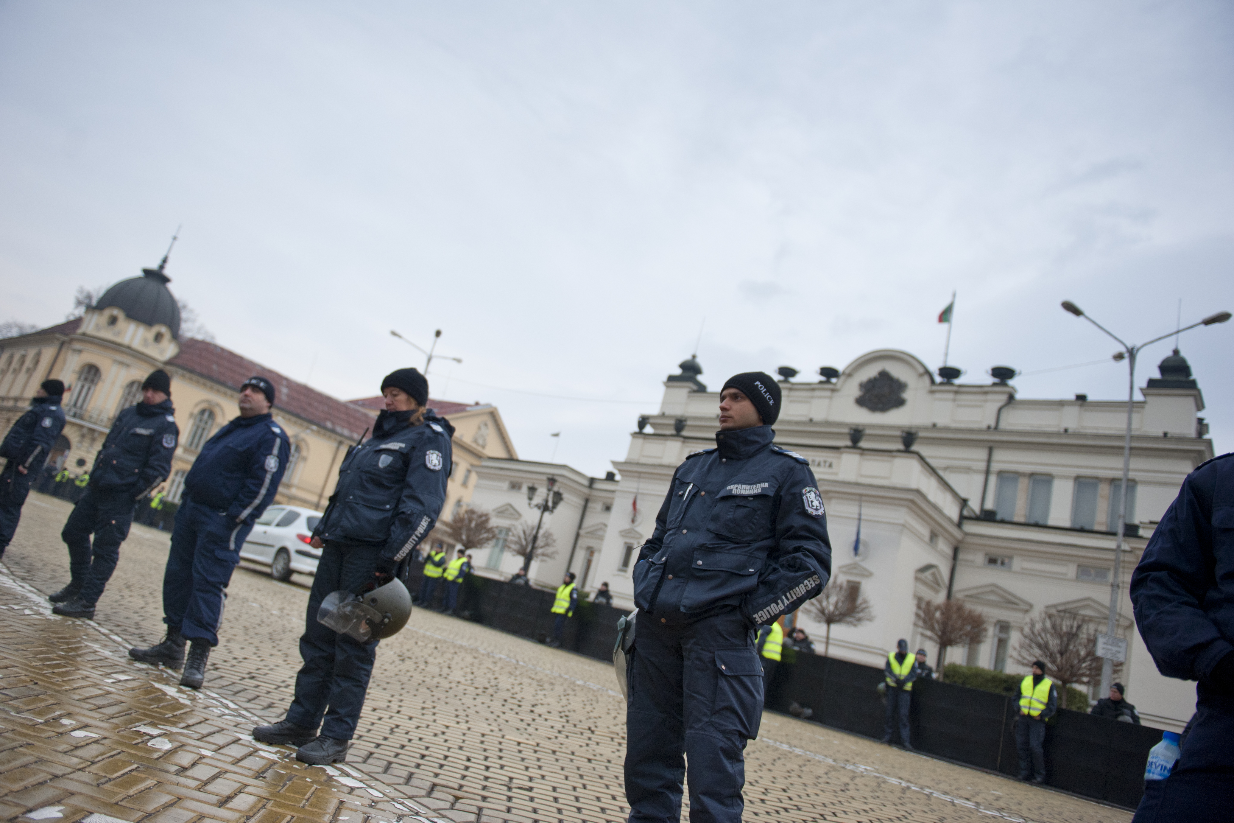 Полицейски кордон има не само зад, но и пред металните ограждения около парламента