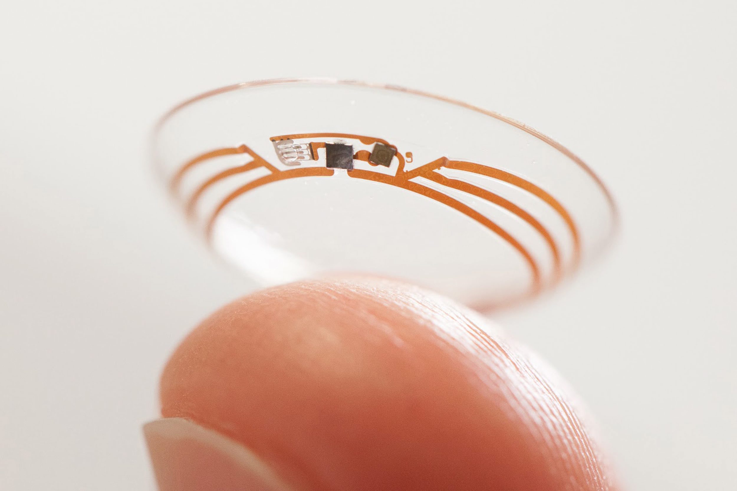 Google ще прави умни контактни лещи за диабетици